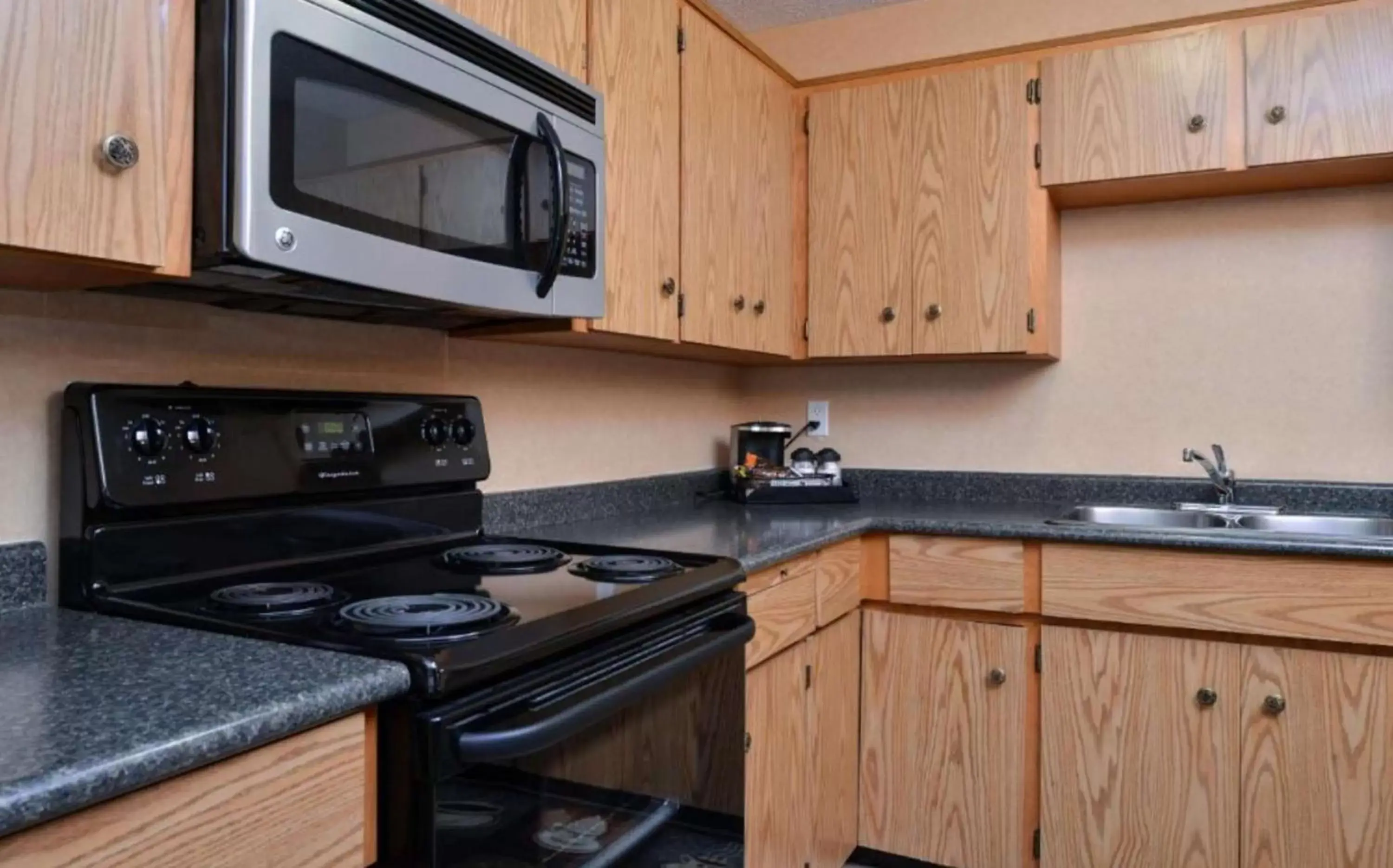 Photo of the whole room, Kitchen/Kitchenette in Best Western Plus Regency Inn and Conference Centre