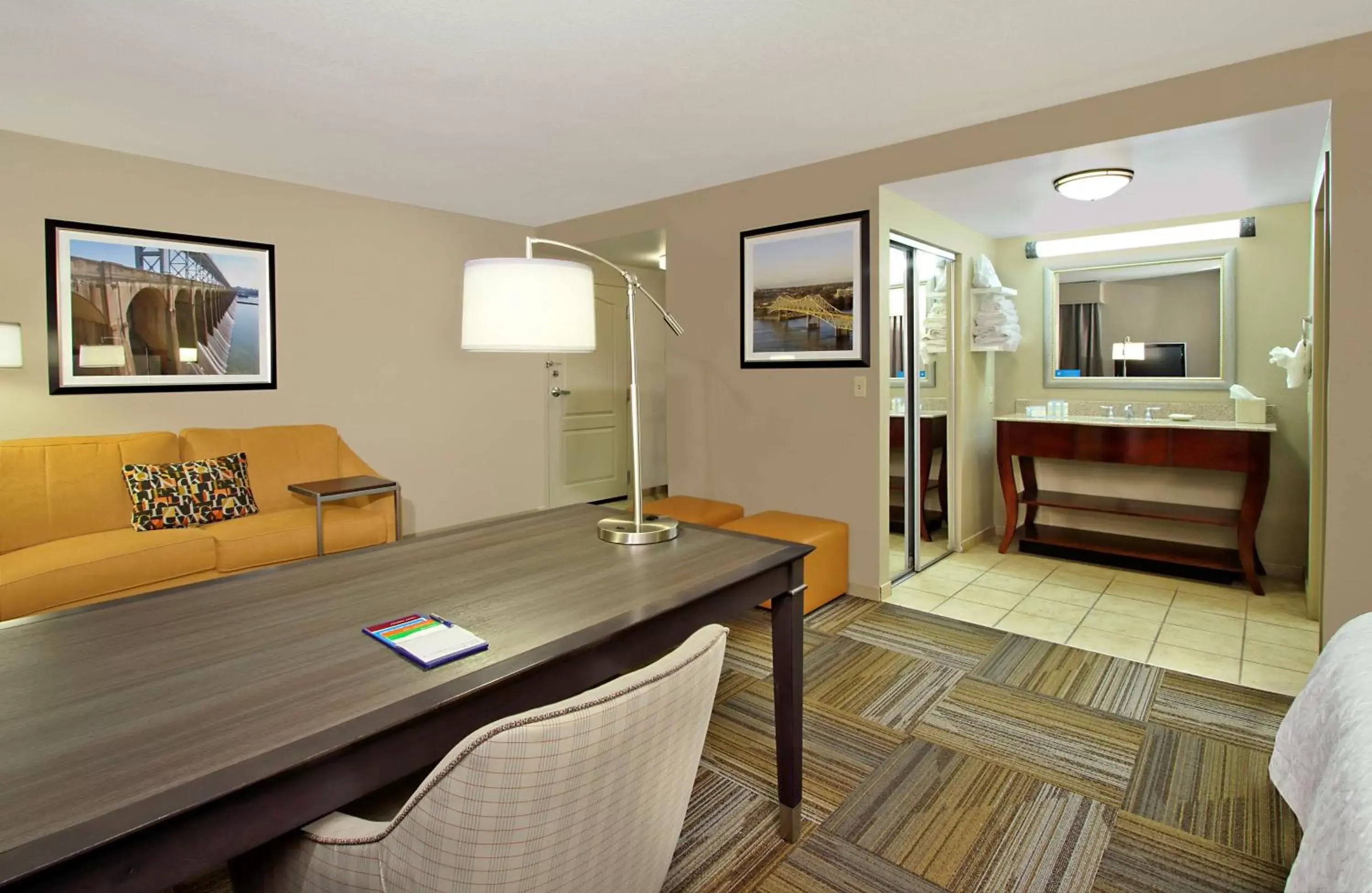 Living room in Hampton Inn & Suites-Florence Downtown
