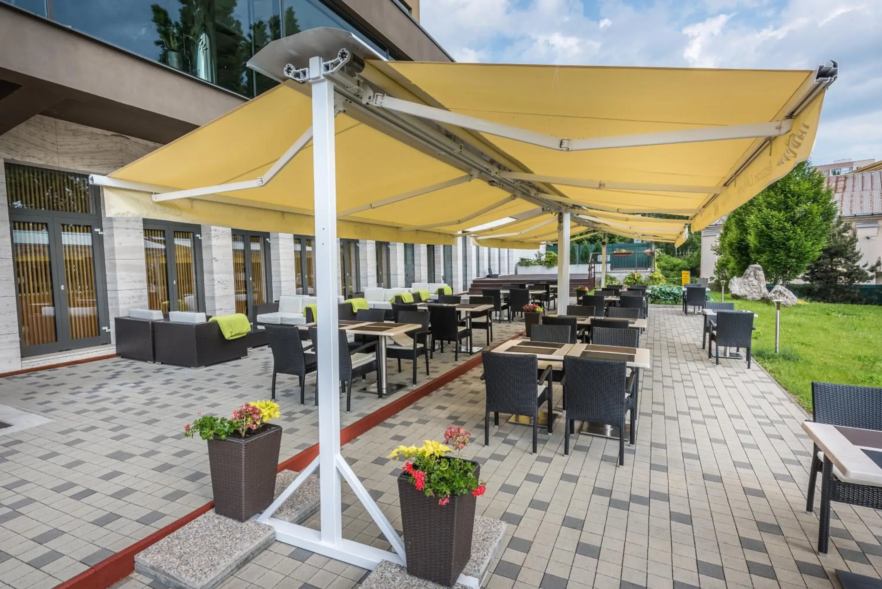 Patio, Restaurant/Places to Eat in Hotel Yasmin Koice