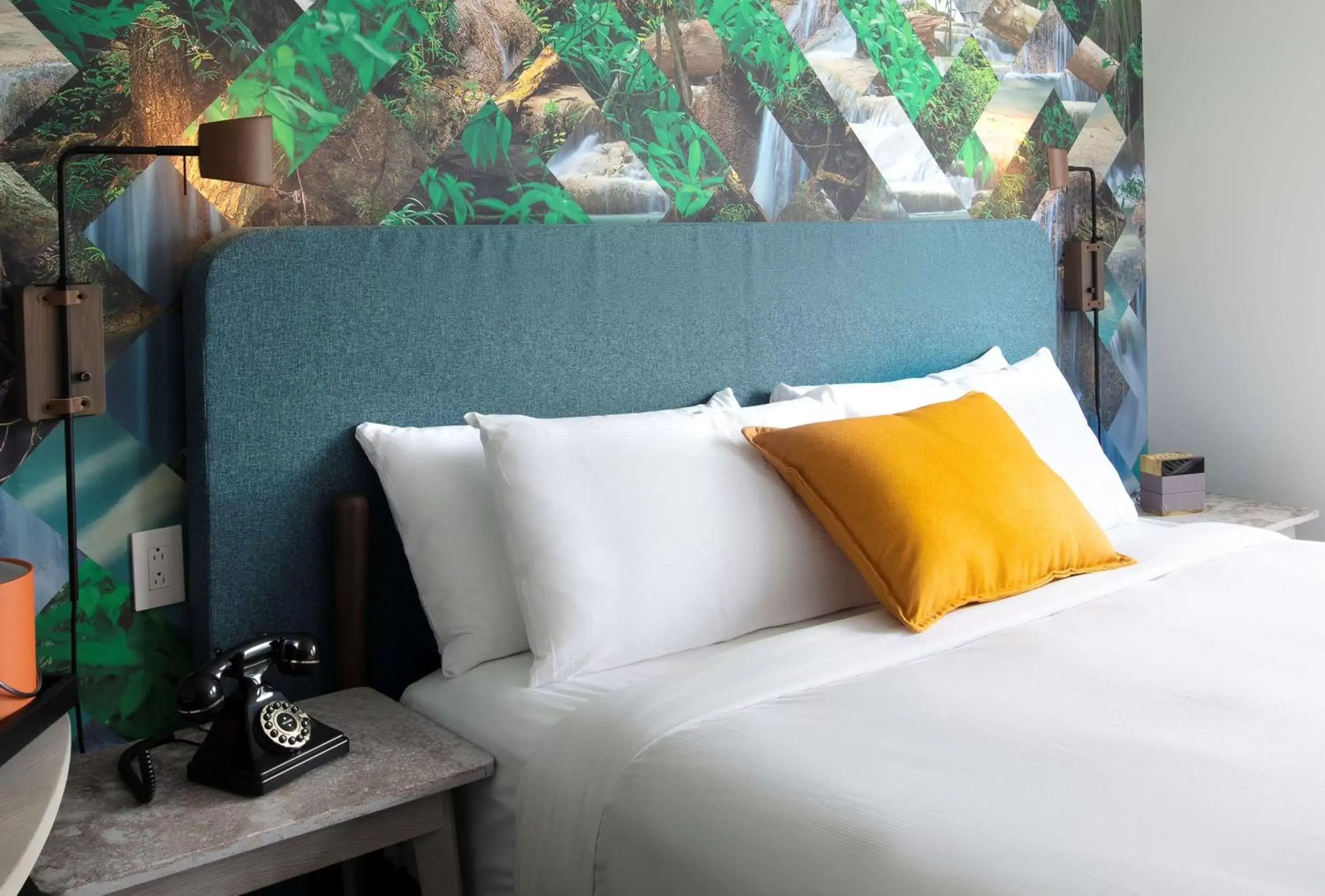 Bed in Canvas Moncton, Tapestry Collection By Hilton Bed in Canvas Moncton, Tapestry Collection By Hilton