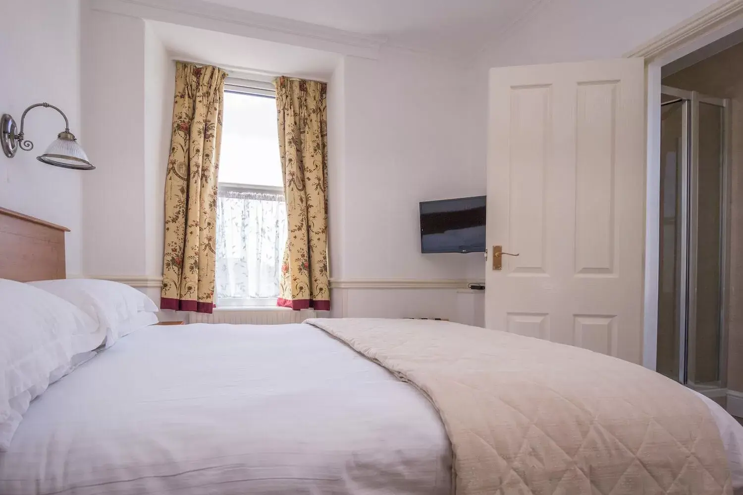 Photo of the whole room, Bed in The Queens Hotel