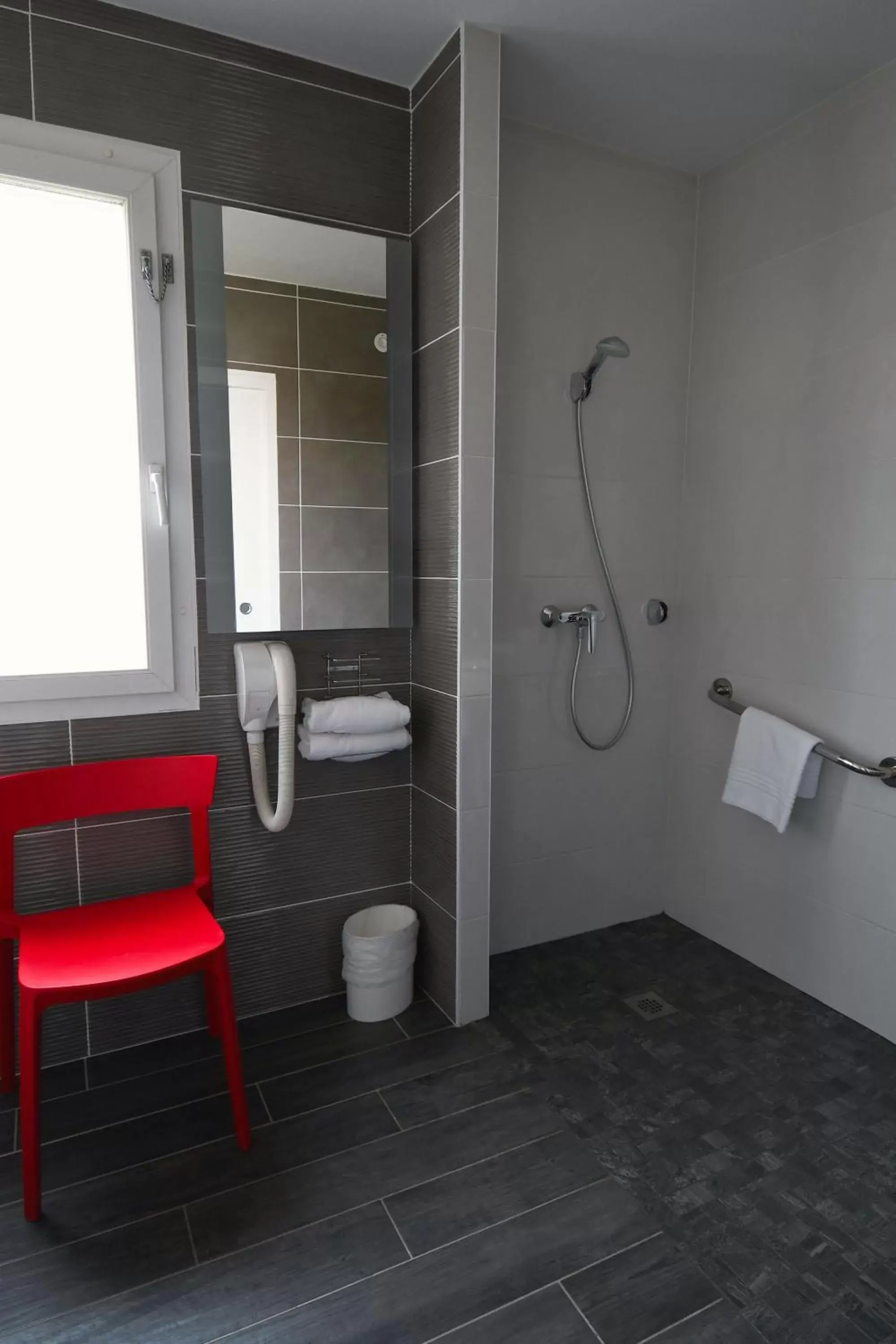 Bathroom in ibis Saintes