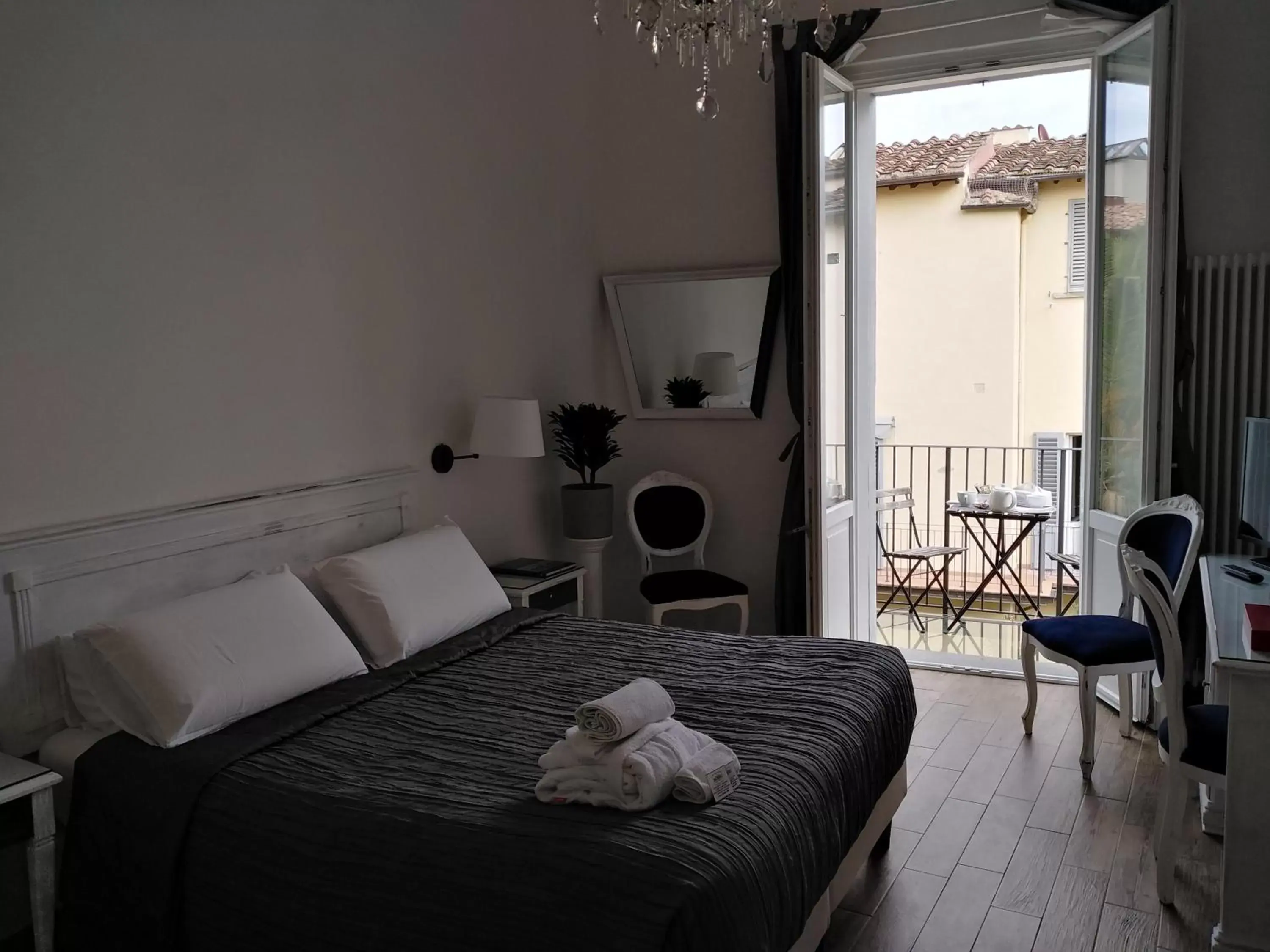 Balcony/Terrace, Bed in In San Frediano B&B