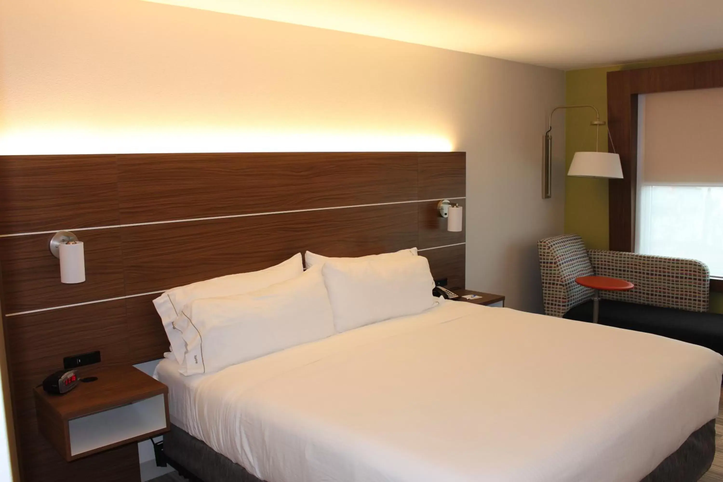 Photo of the whole room, Bed in Holiday Inn Express & Suites Mississauga-Toronto Southwest, an IHG Hotel