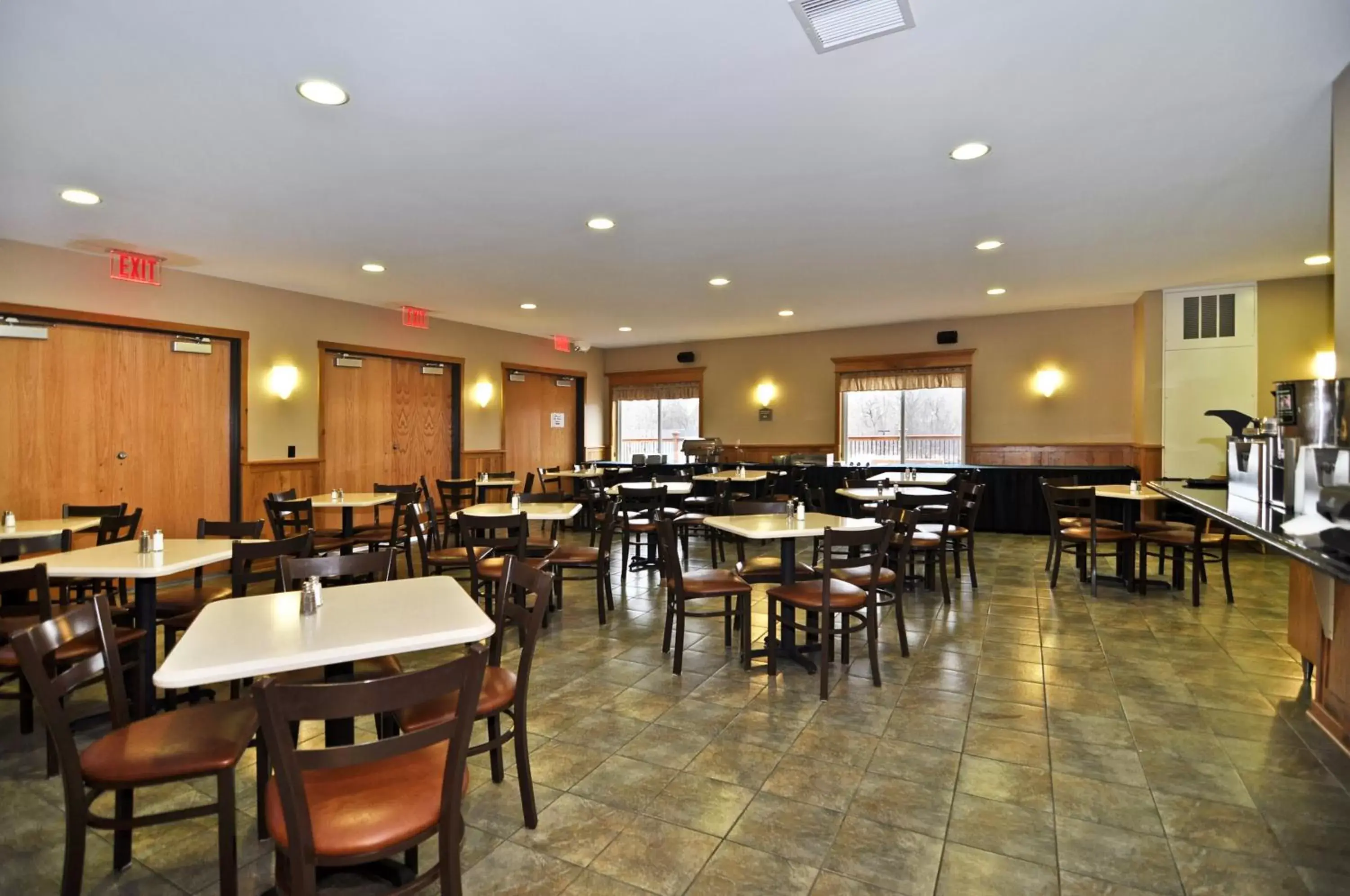 Lounge or bar in Montcler Hotel & Conference Center, Trademark by Wyndham Lounge or bar in Montcler Hotel & Conference Center, Trademark by Wyndham