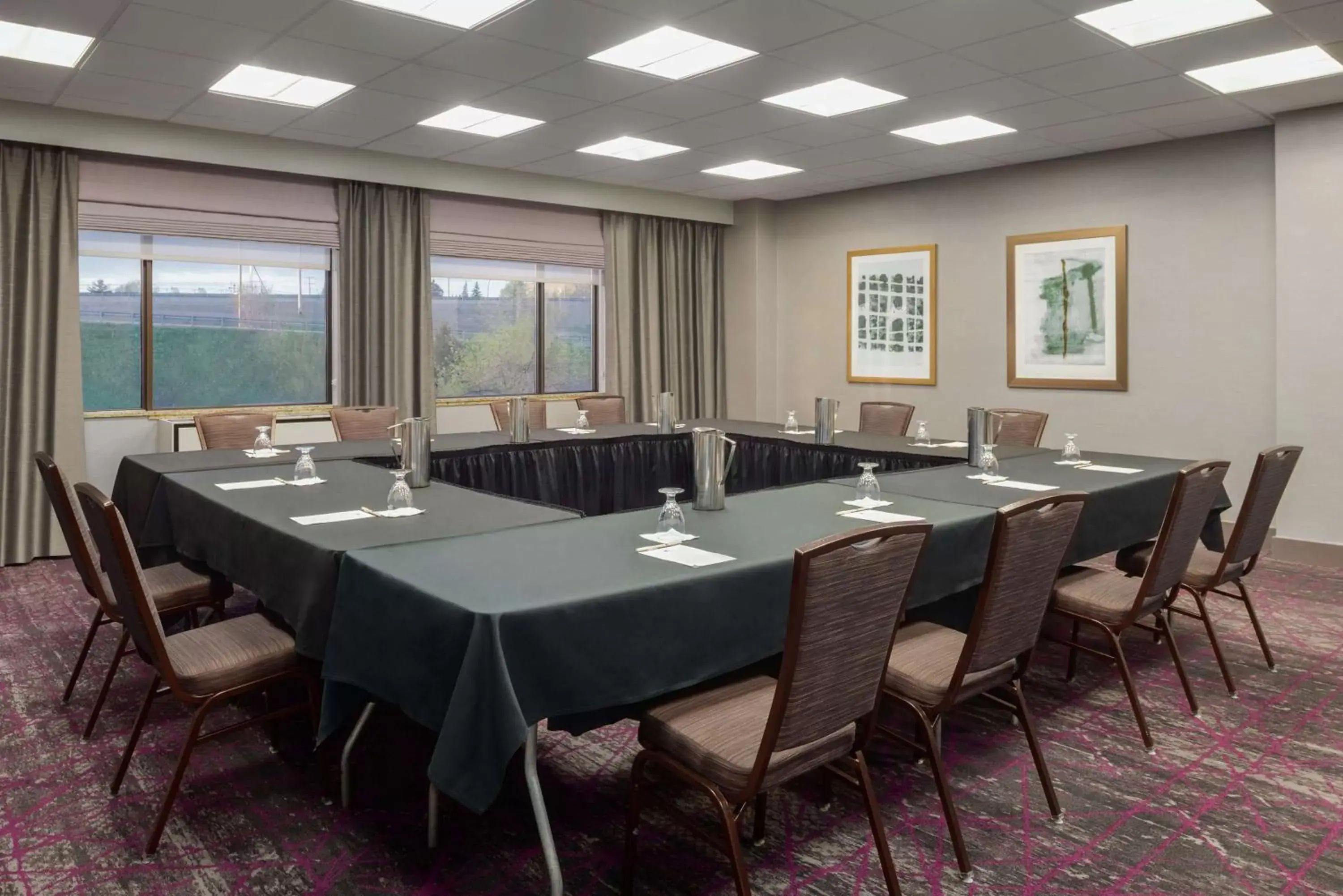 Meeting/conference room in DoubleTree by Hilton St. Paul, MN