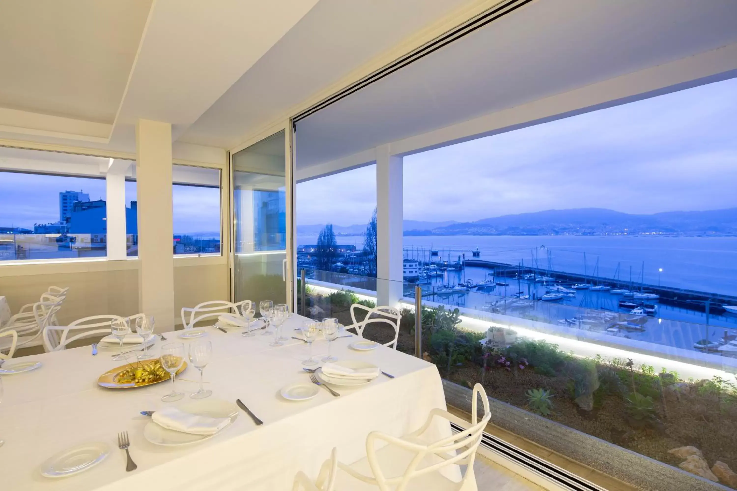 Balcony/Terrace, Restaurant/Places to Eat in Hotel Ciudad de Vigo