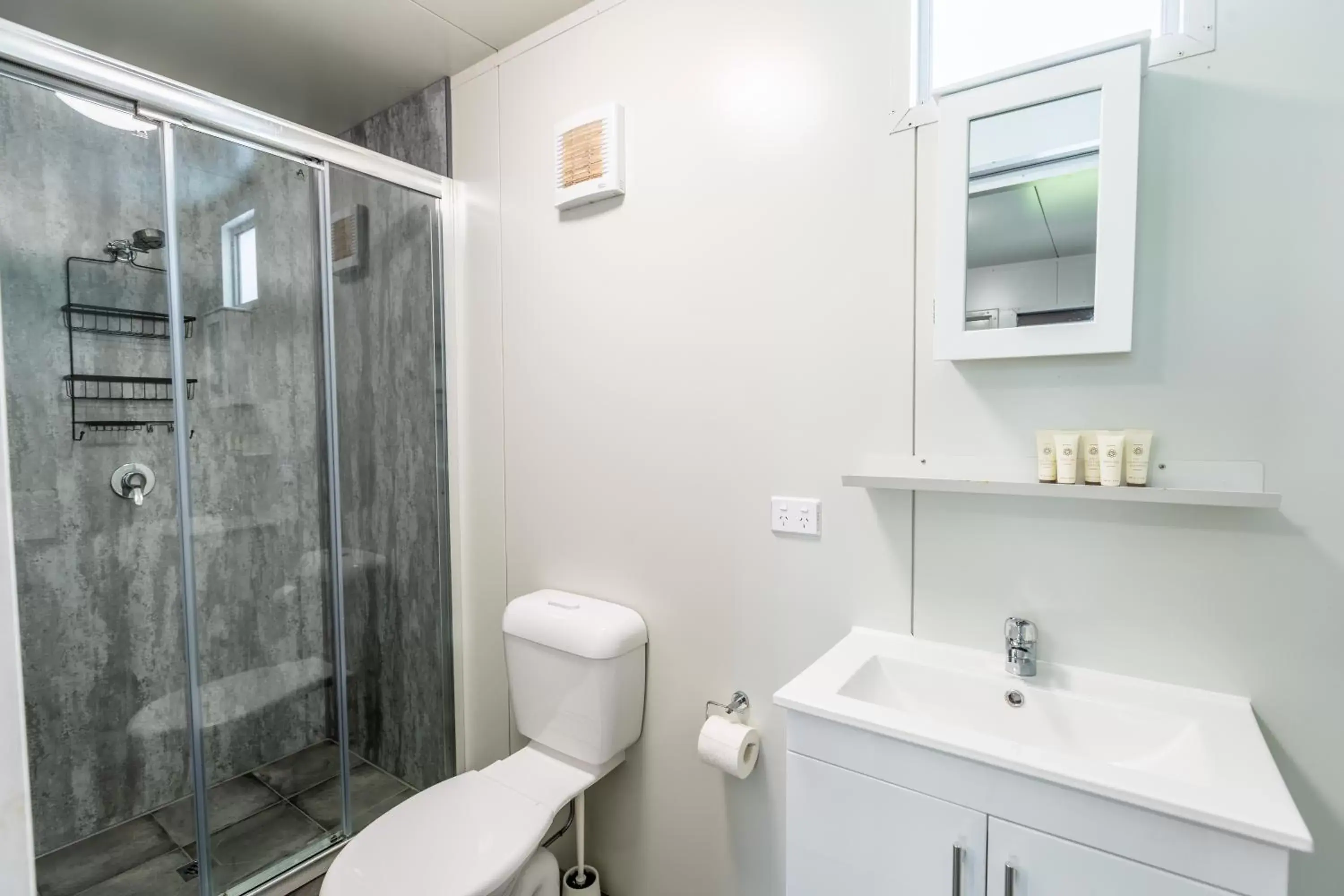 Property building, Bathroom in Manjimup Kingsley Motel