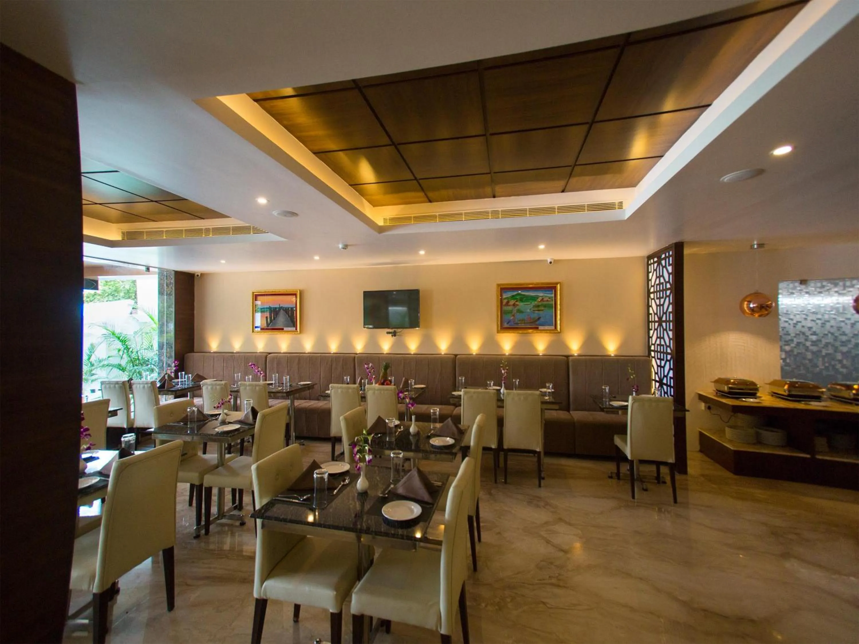 Restaurant/places to eat in ST Parklane Airport Hotel Chennai