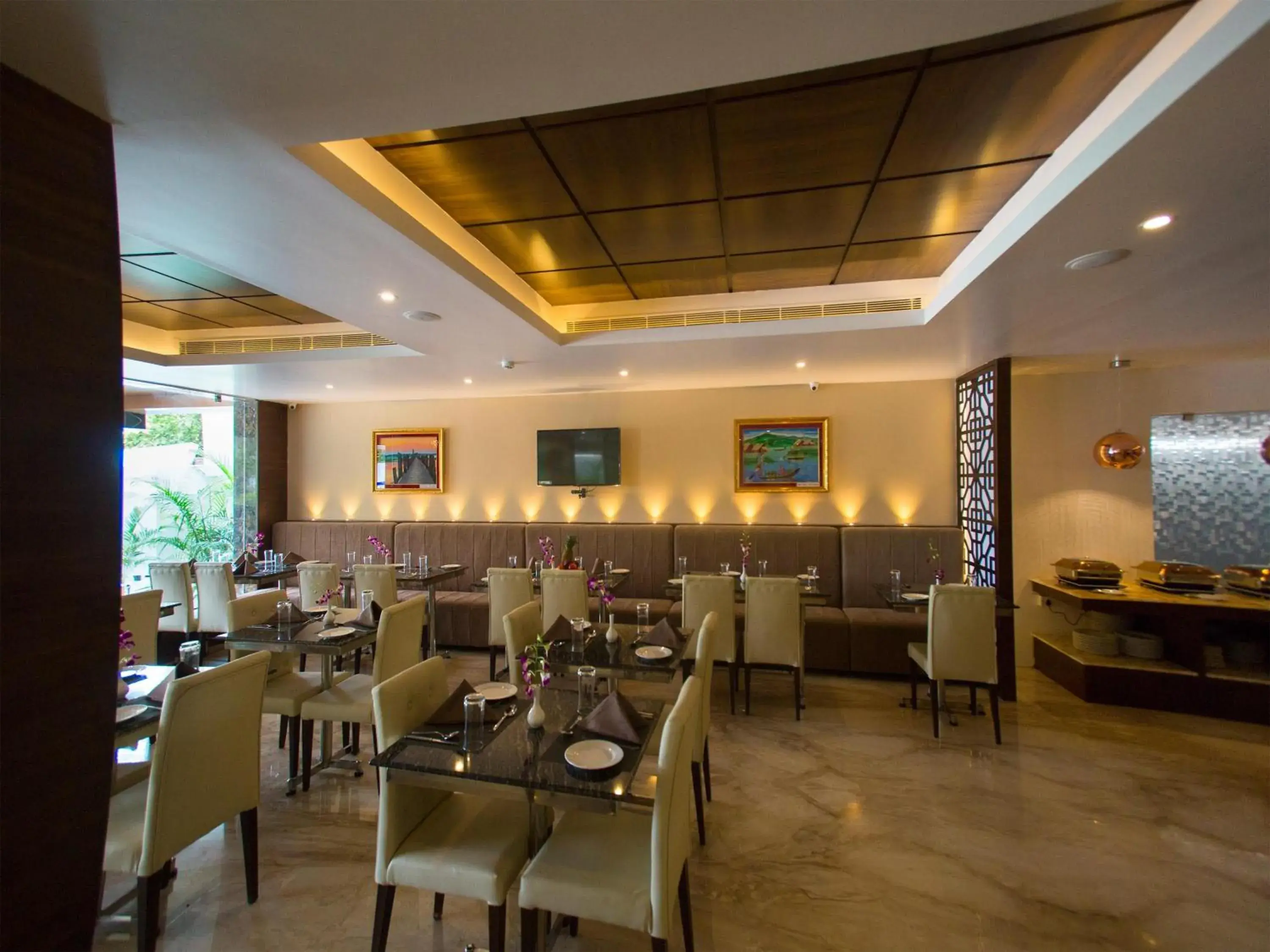 Restaurant/Places to Eat in Crossway Parklane Airport Hotel Chennai