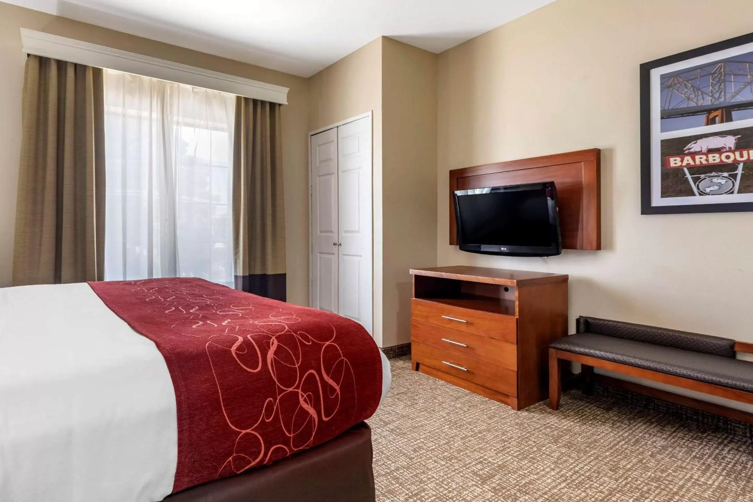 Photo of the whole room, TV/Entertainment Center in Comfort Suites Shreveport West I-20