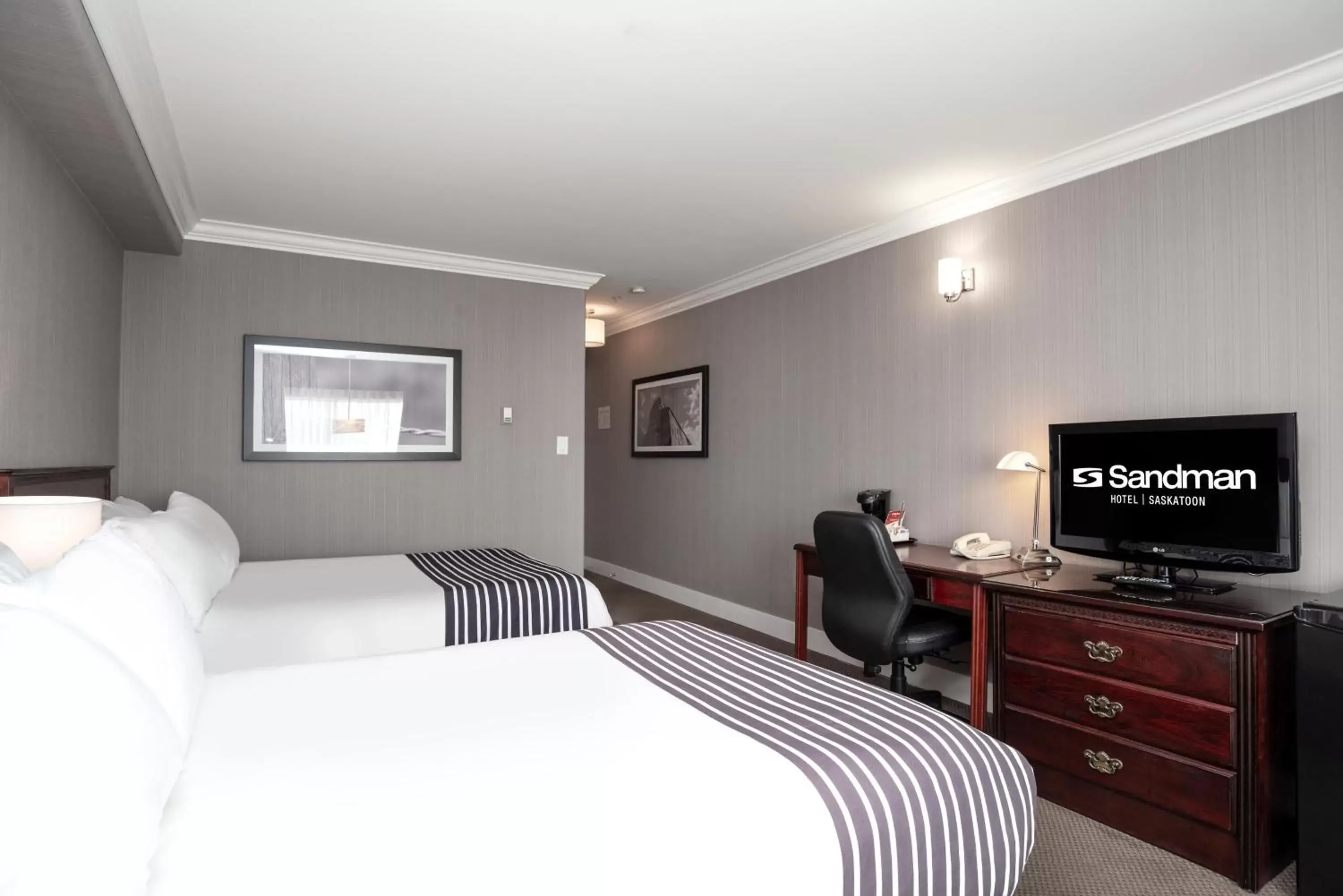 Photo of the whole room, Bed in Sandman Hotel Saskatoon