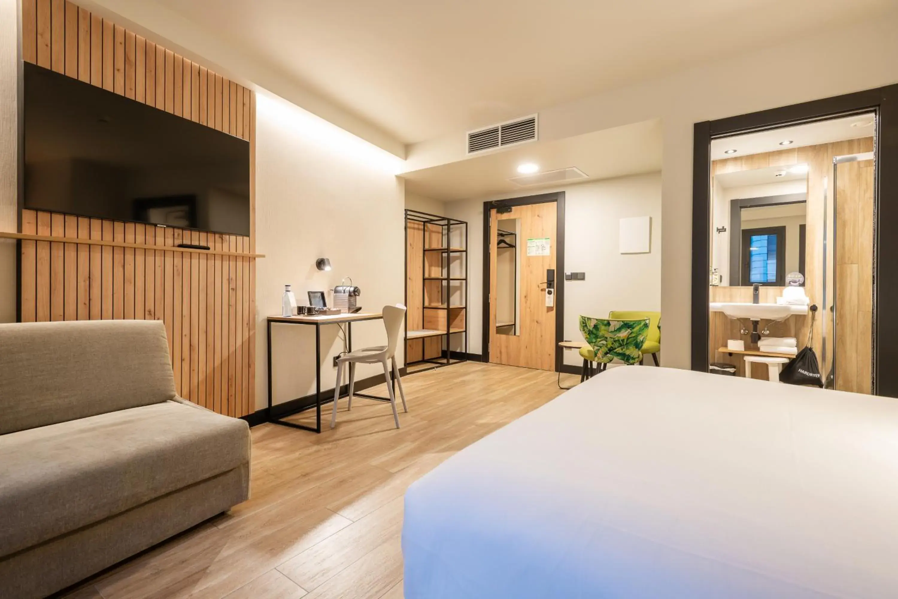 Deluxe Double Room in Hotel Bed4U Zurriola San Sebastian Deluxe Double Room in Hotel Bed4U Zurriola San Sebastian