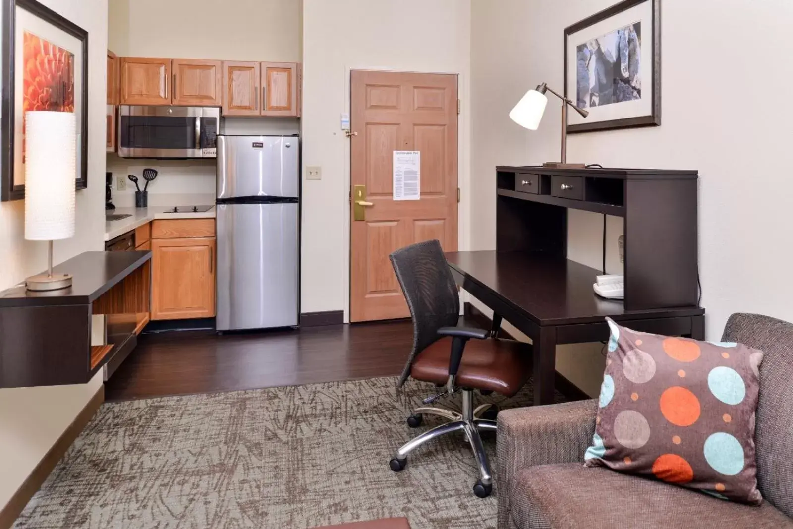 Living room, Kitchen/Kitchenette in Staybridge Suites O'Fallon Chesterfield, an IHG Hotel