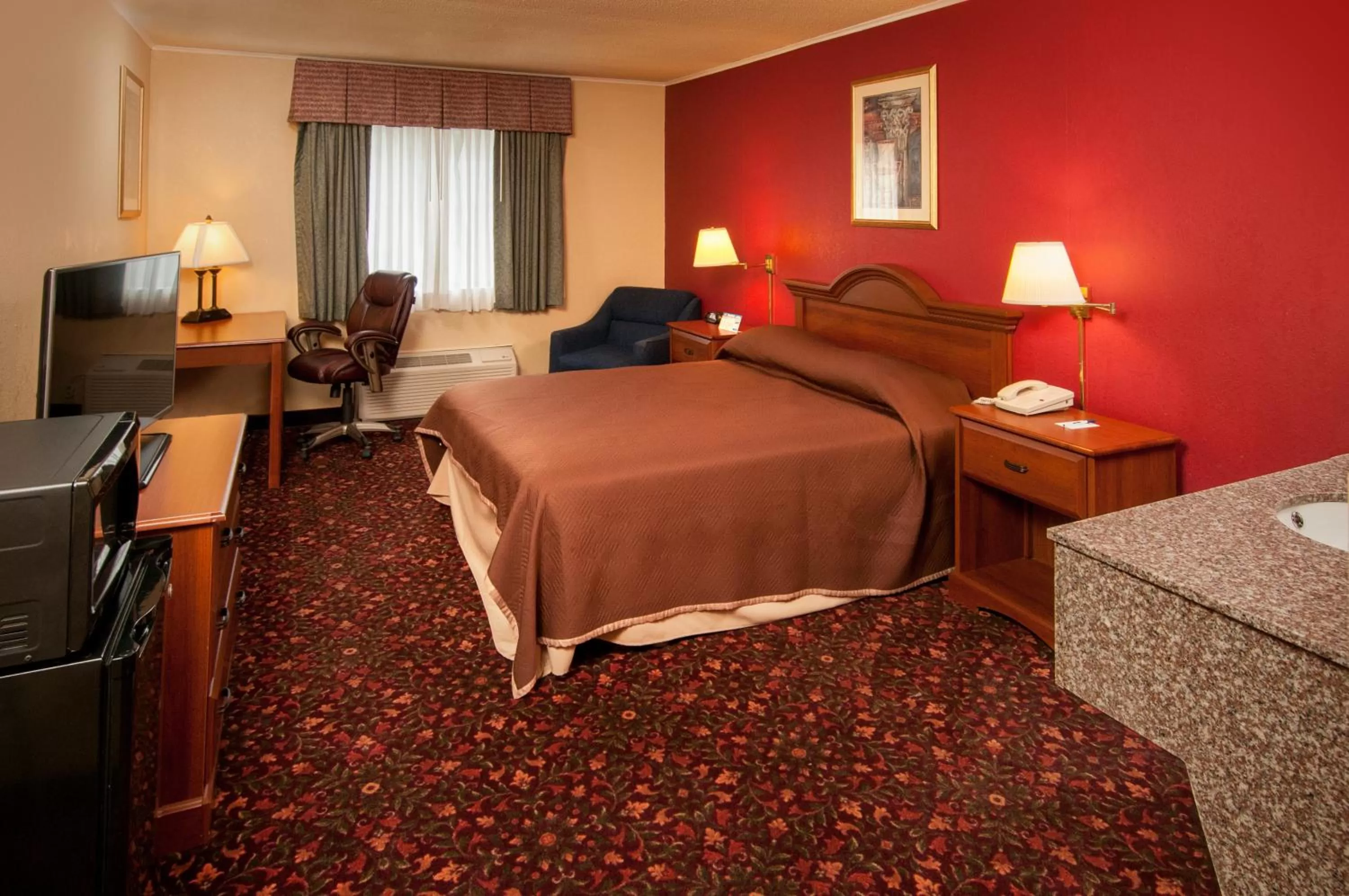 Queen Room - Smoking in Travelodge by Wyndham Beckley