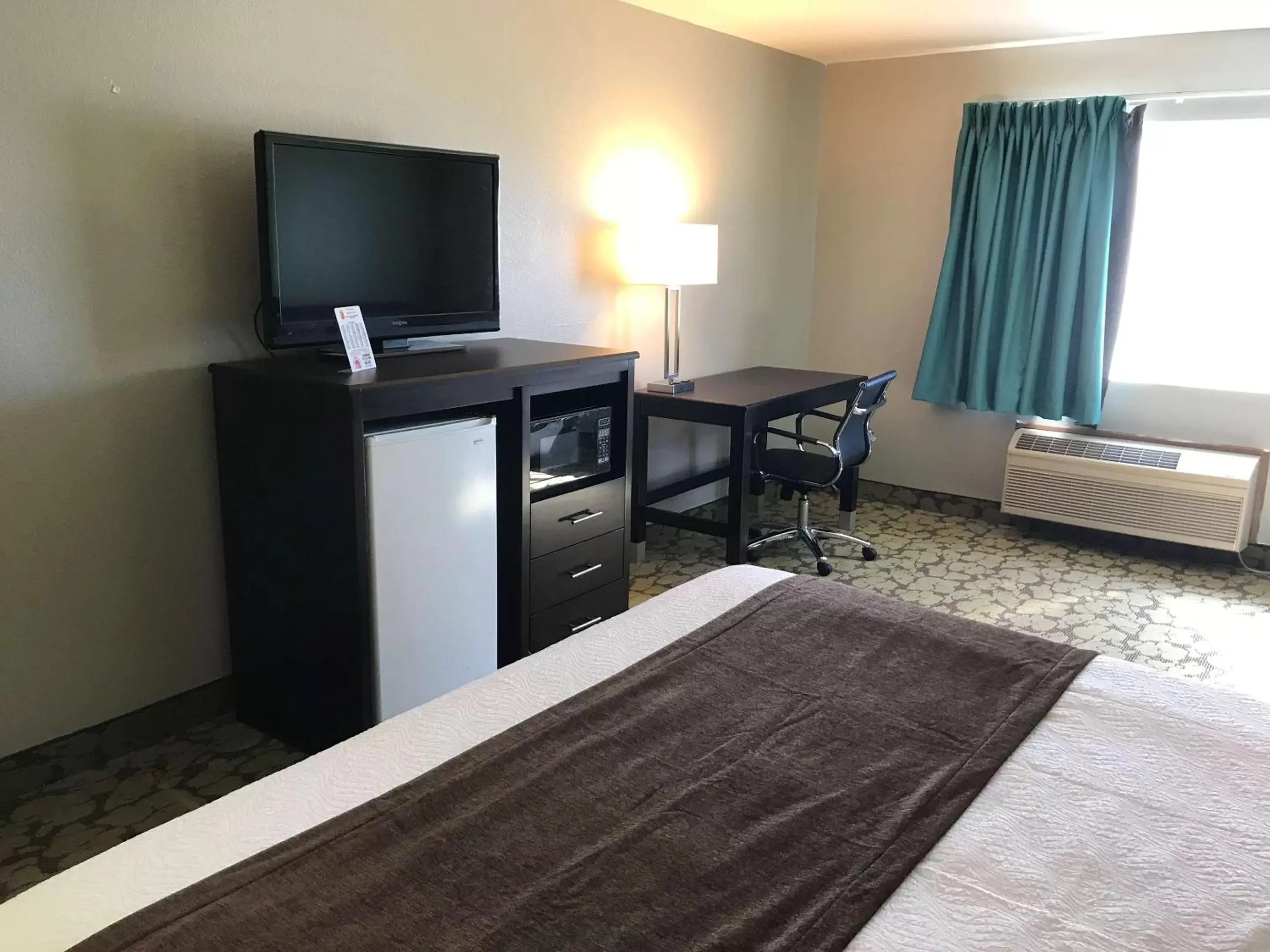 TV and multimedia, TV/Entertainment Center in SureStay Plus Hotel by Best Western Bettendorf