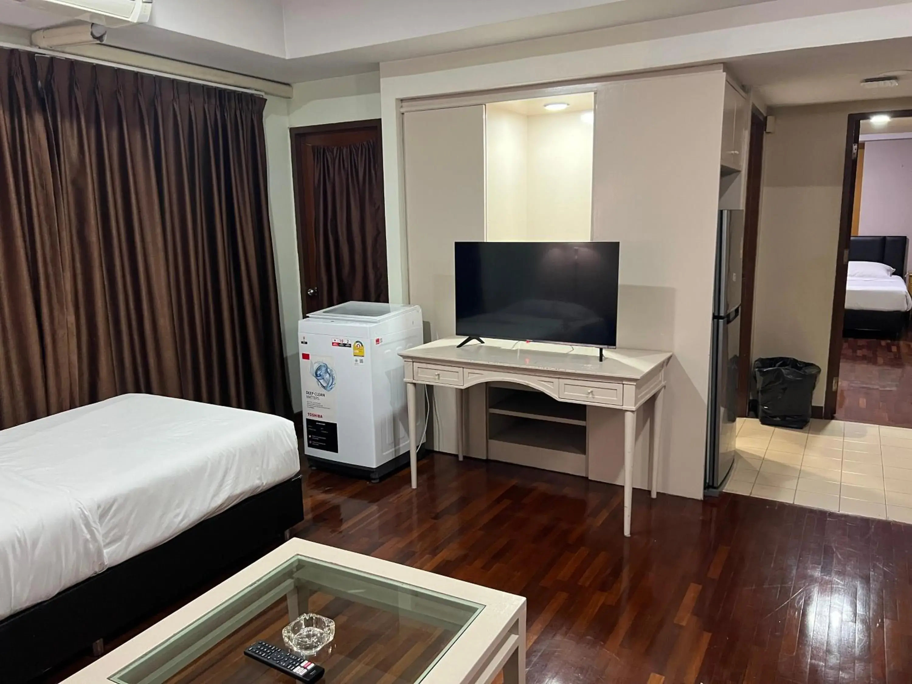 Bed, TV/Entertainment Center in Mall Suites Hotel