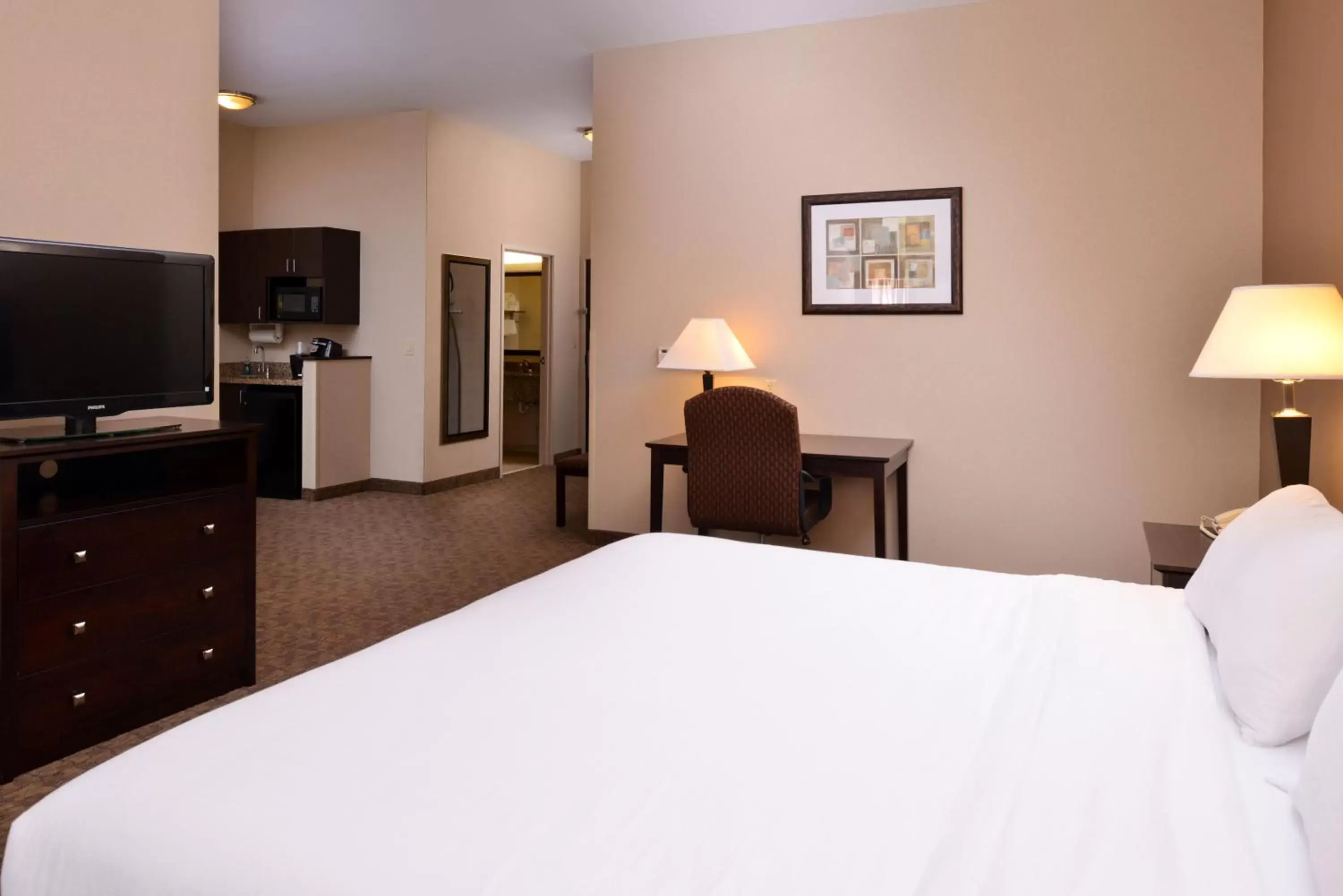 Photo of the whole room, Bed in Holiday Inn Express & Suites Fairmont, an IHG Hotel