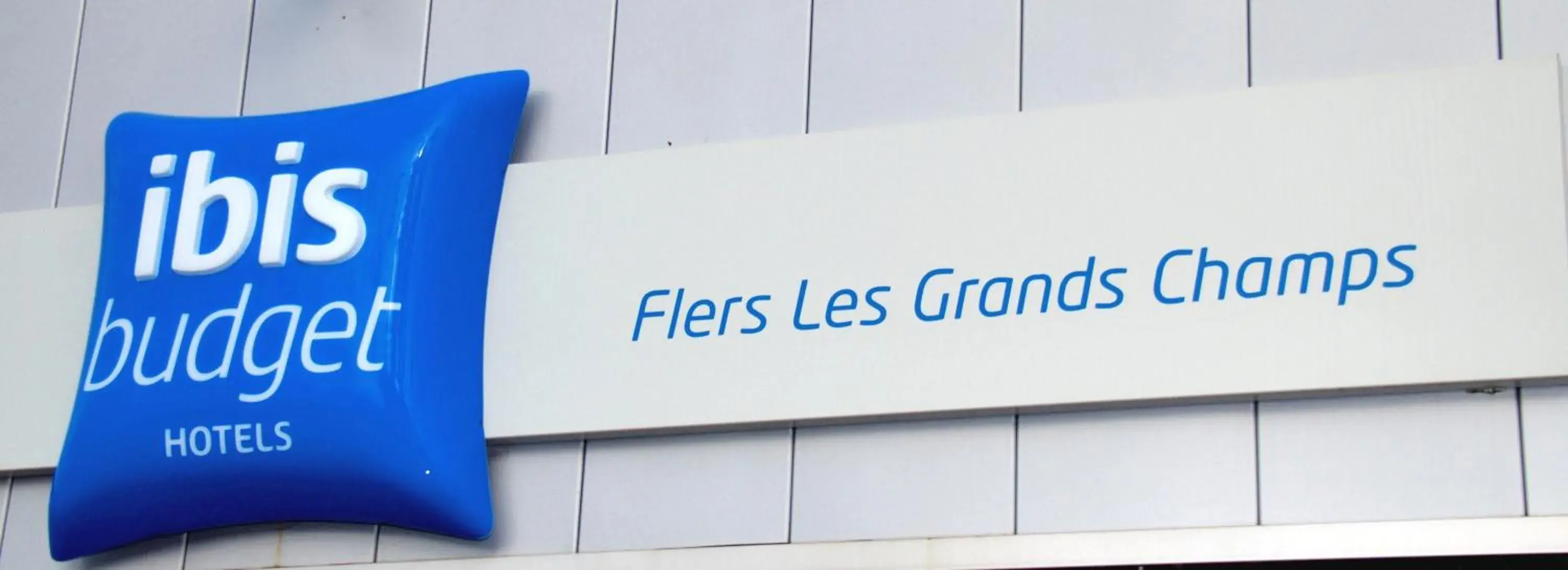 Facade/entrance, Property Logo/Sign in ibis budget Flers Les Grands Champs