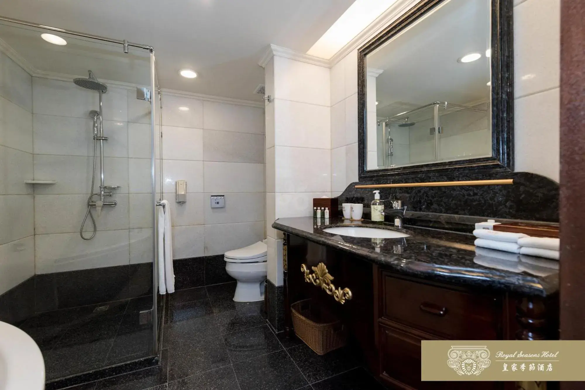 Photo of the whole room, Bathroom in Royal Seasons Hotel Taipei-Nanjing W