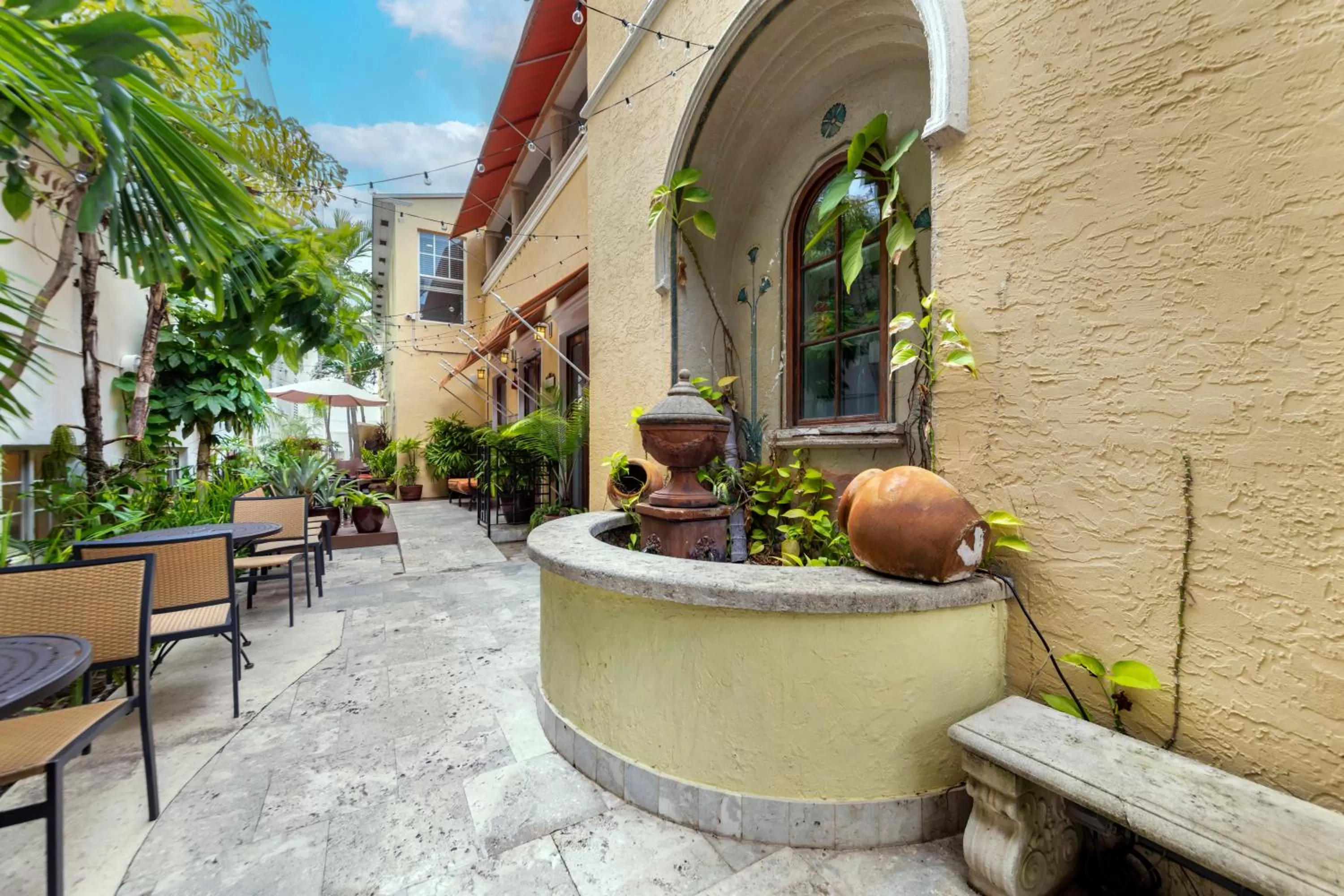 Garden in Hotel Impala by LuxUrban