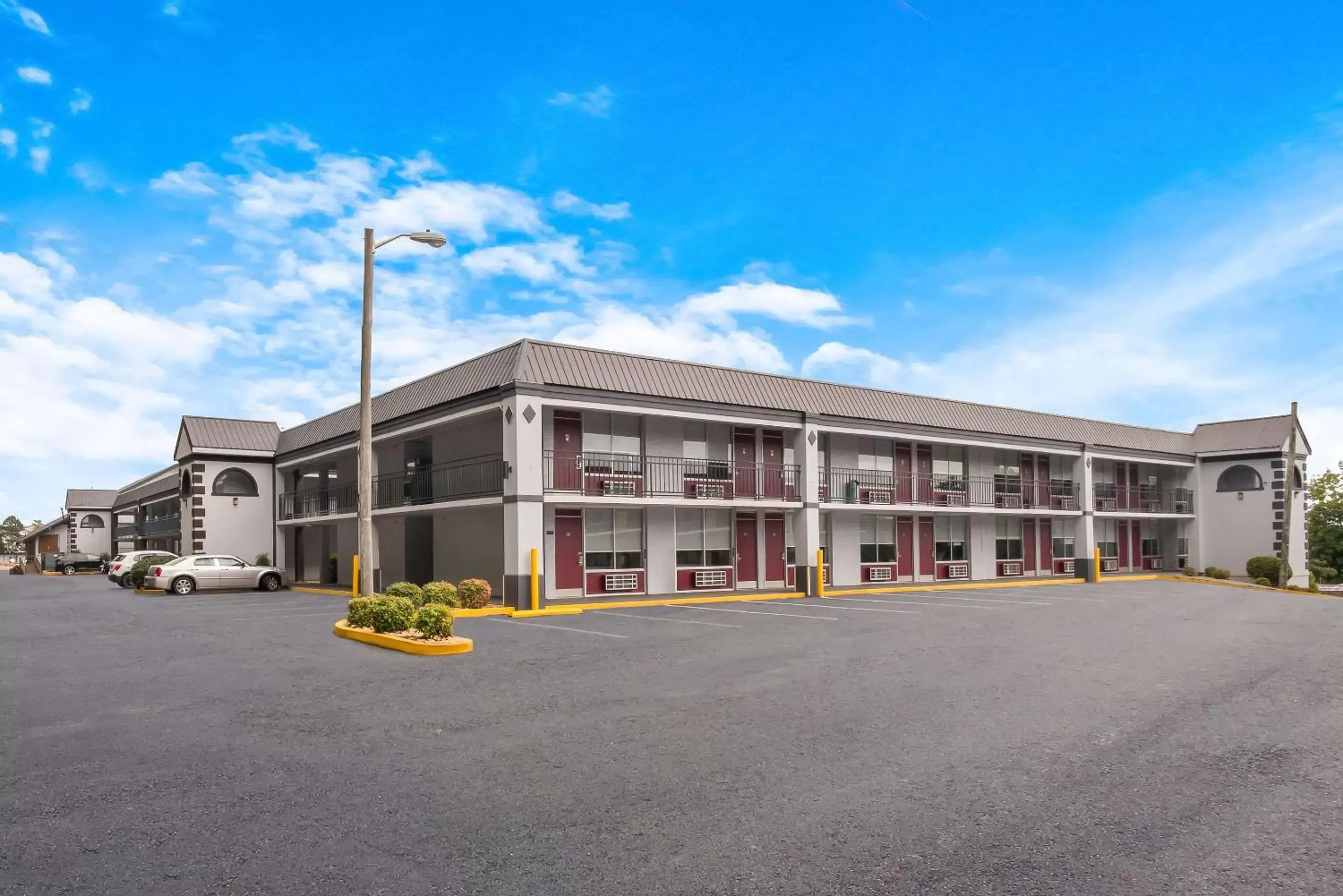 Property building in Rodeway Inn Cleveland TN I-75 Property building in Rodeway Inn Cleveland TN I-75