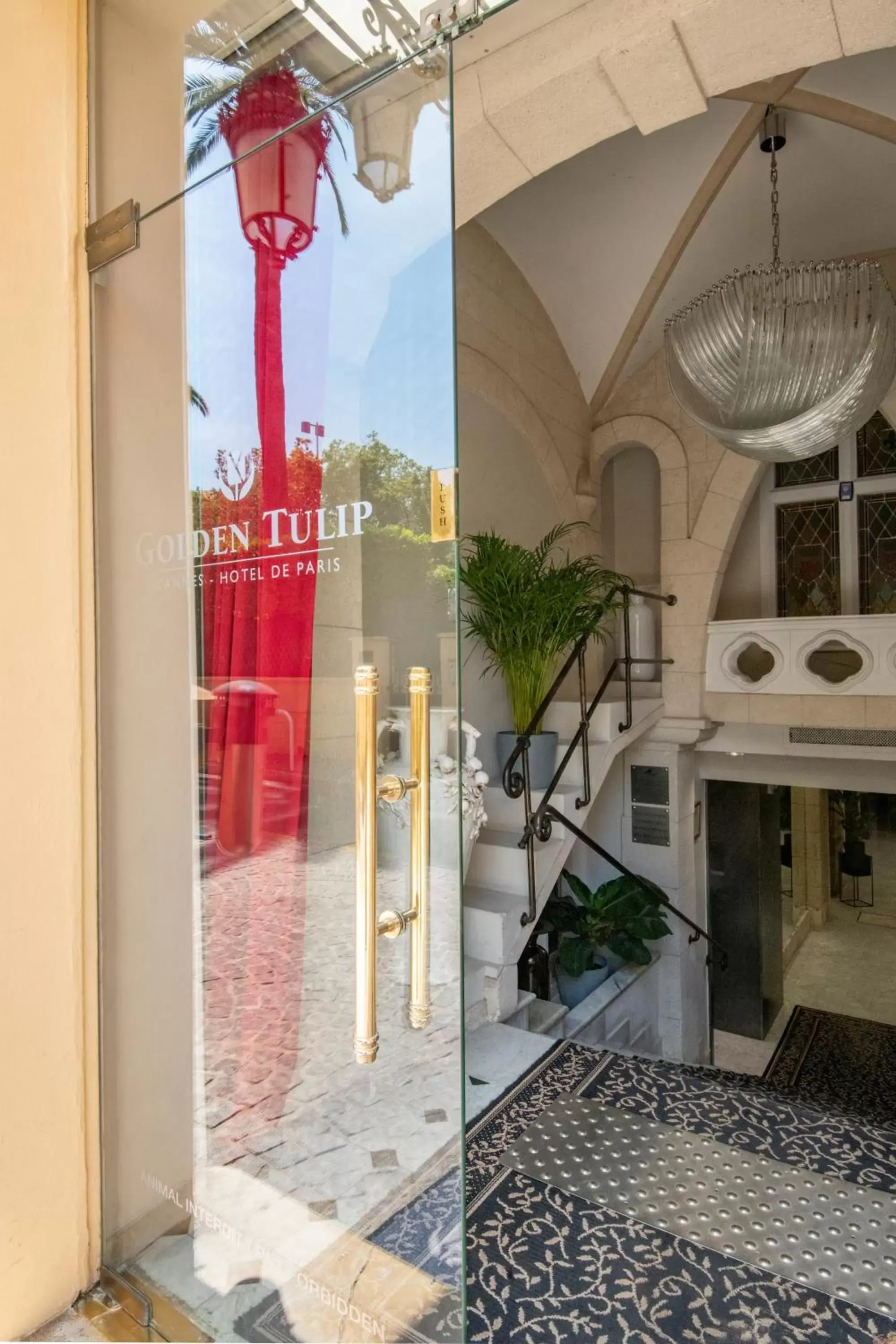 Facade/entrance in GOLDEN TULIP CANNES HOTEL de PARIS
