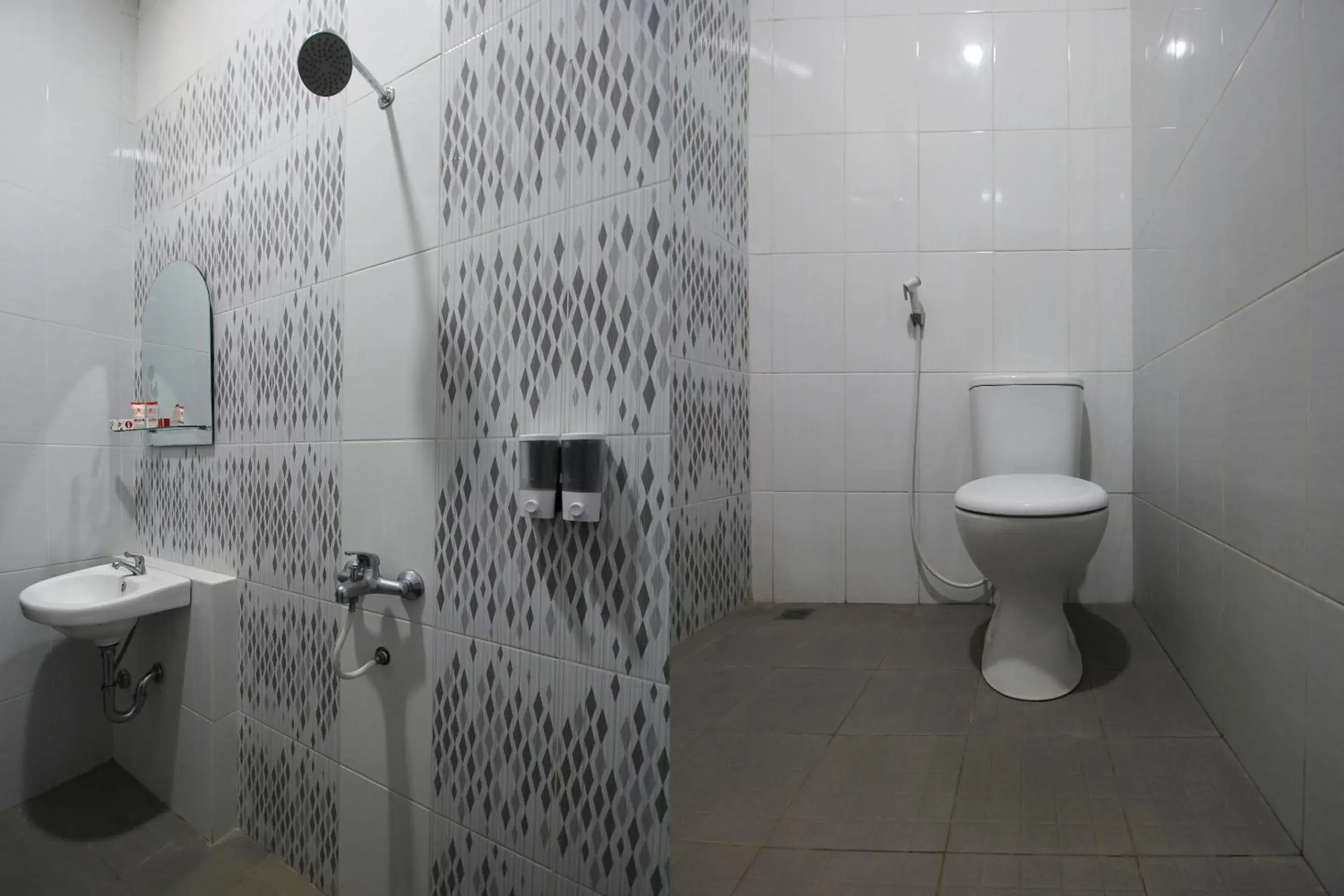Bathroom in OYO 572 Omah Gedongkuning Syariah Homestay
