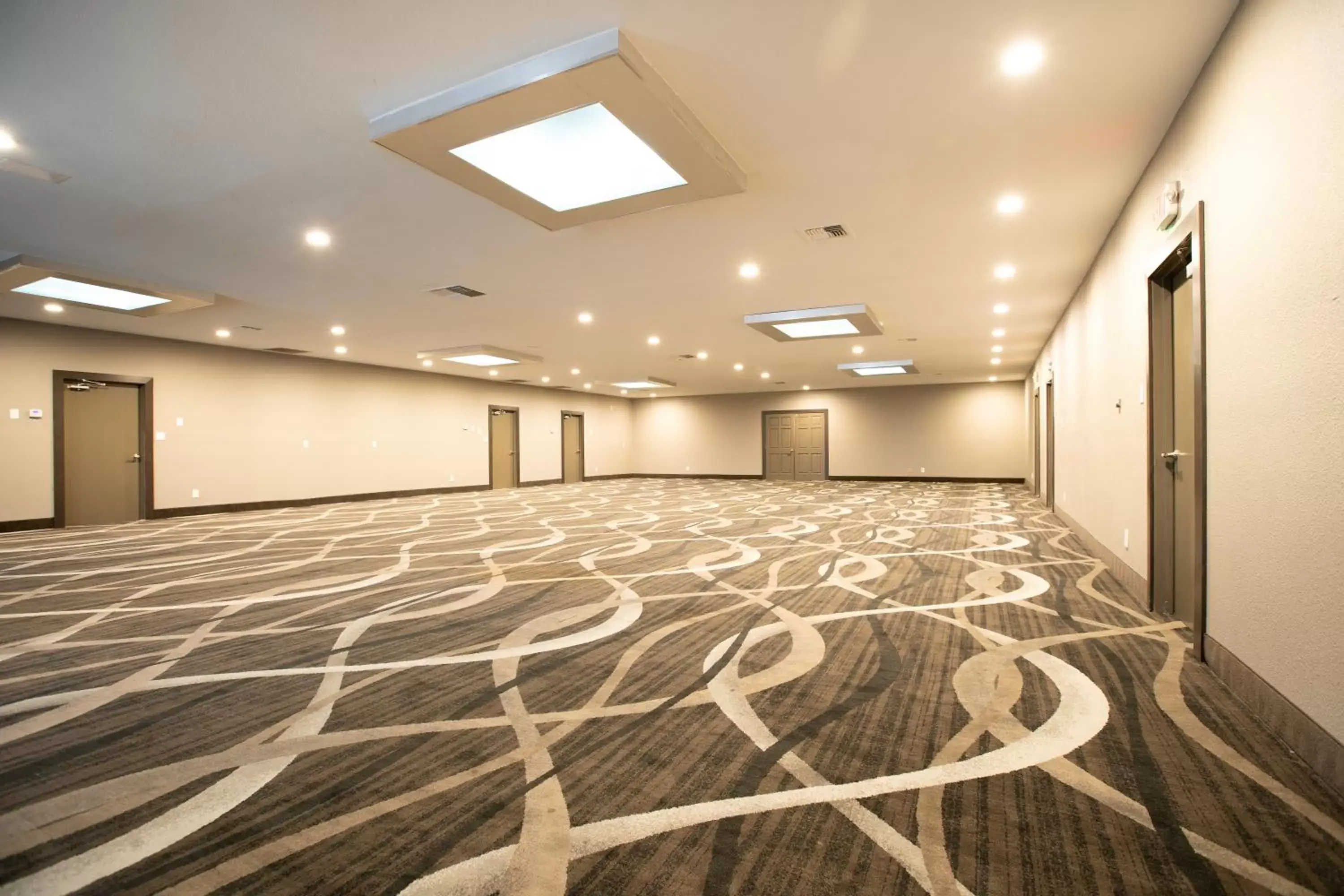 Meeting/conference room in SureStay Plus Hotel by Best Western Point Richmond