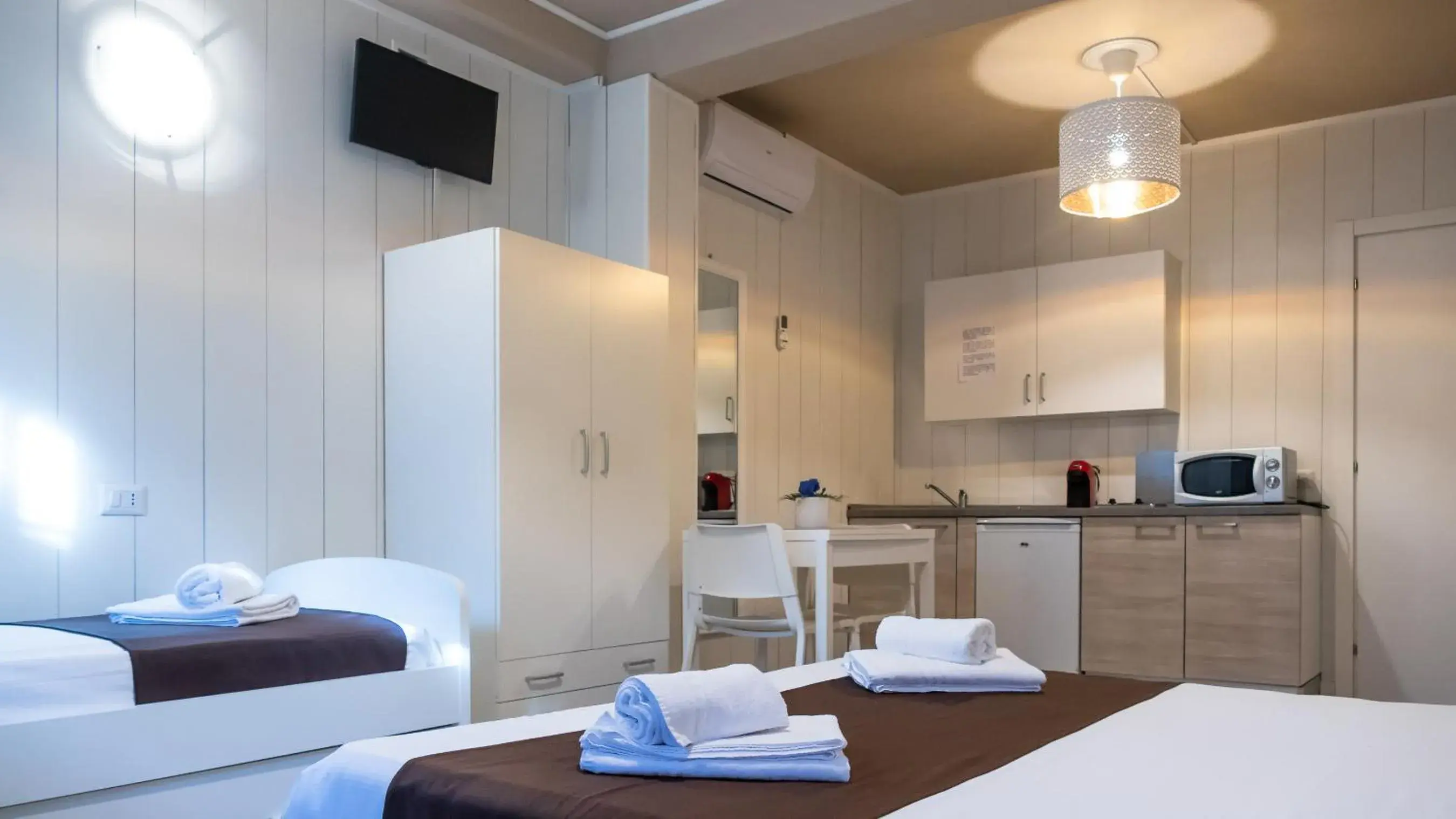 Bed, Kitchen/Kitchenette in Hotel Venezia Park