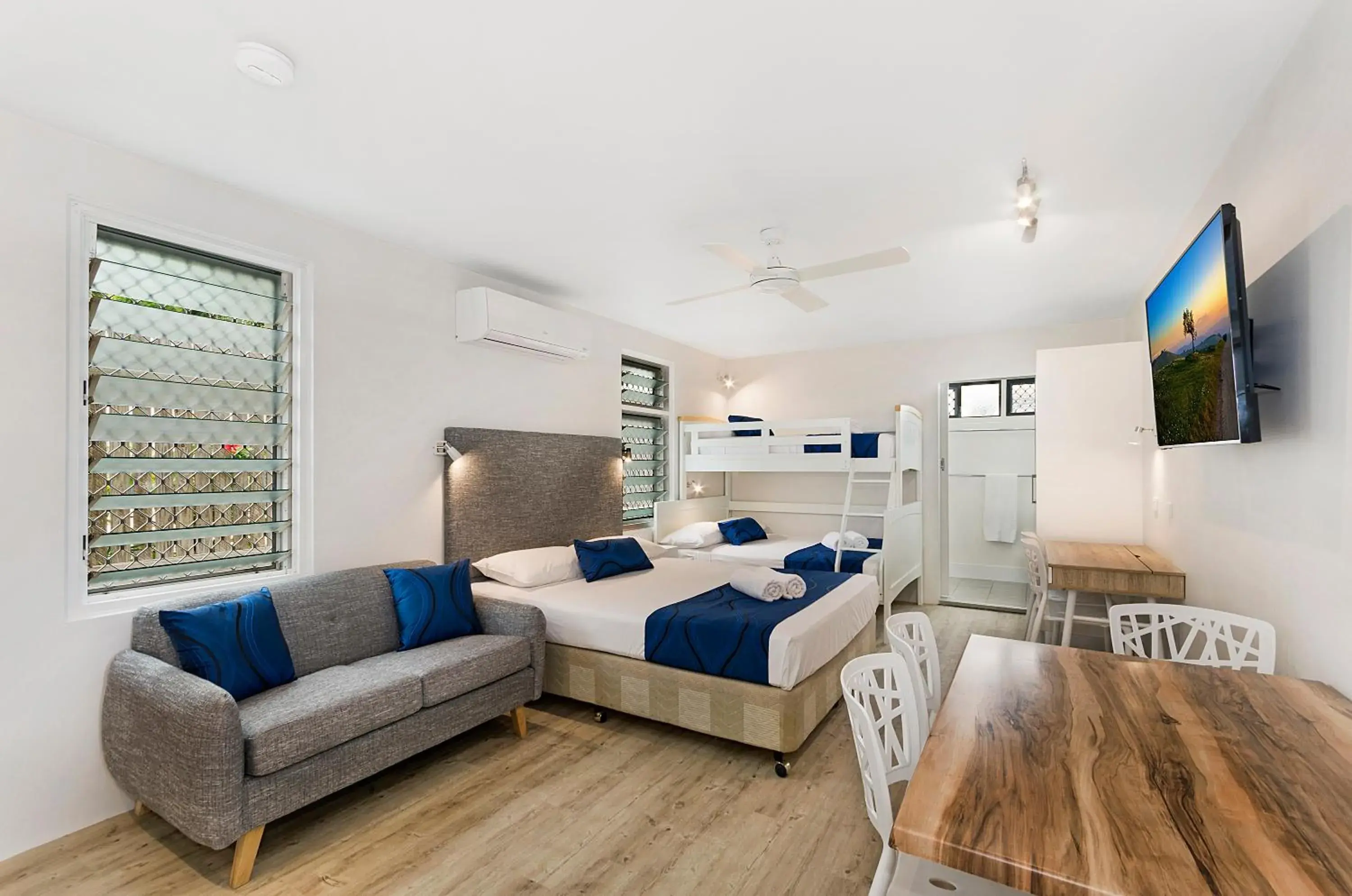 Bed, Seating Area in Beach House Motel