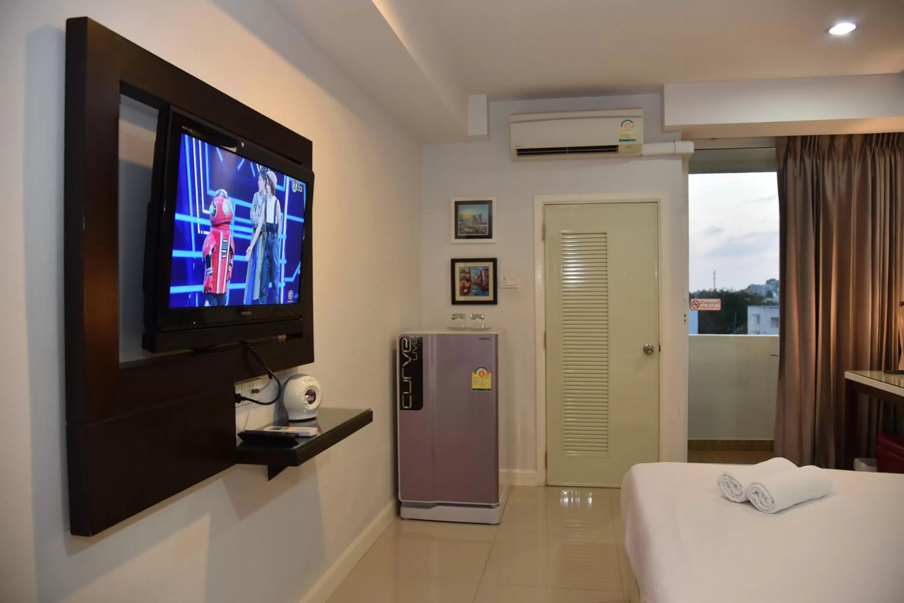 Bed, TV/Entertainment Center in BaanHim