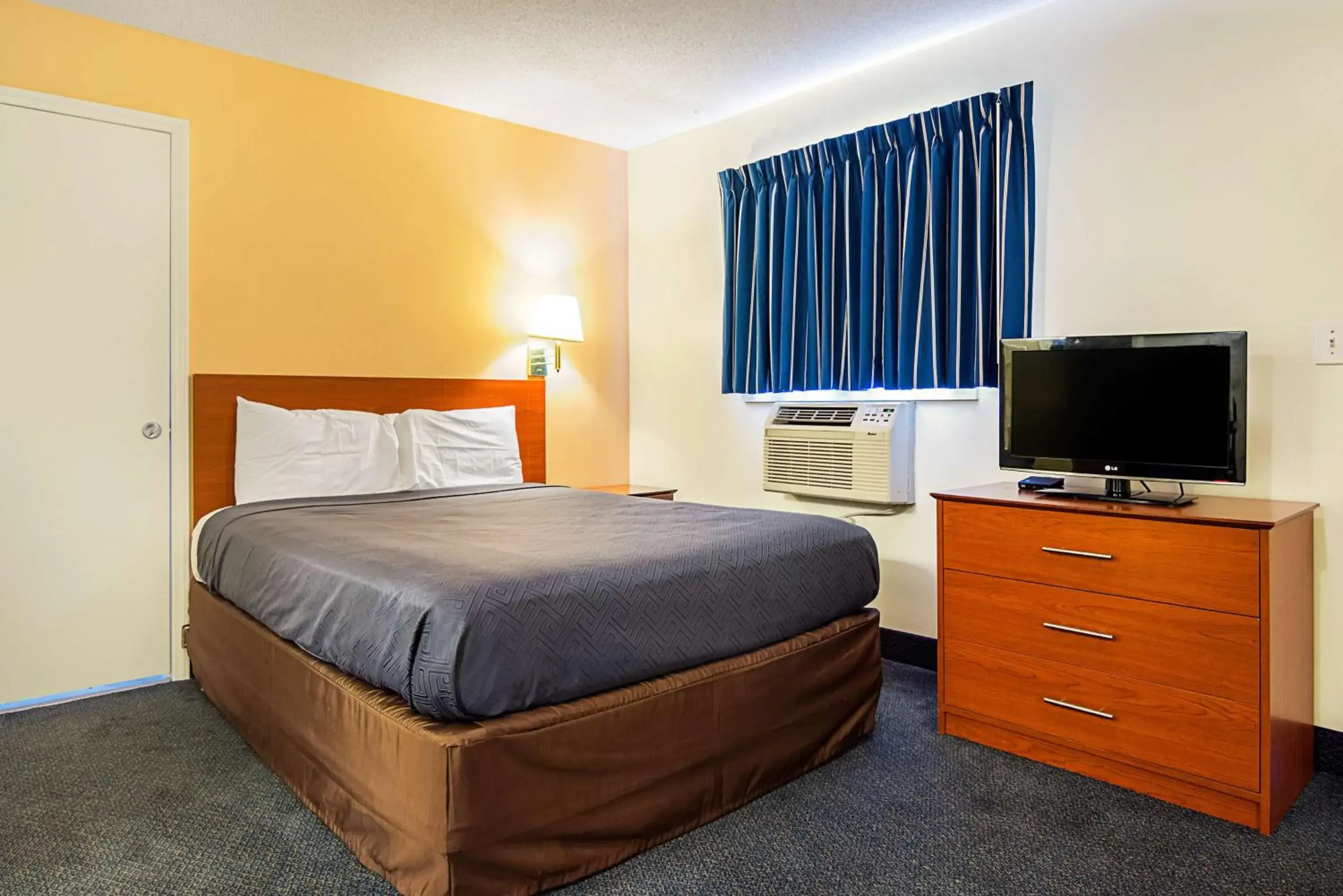 Photo of the whole room, Bed in Motel 6-Fayetteville, NC - Fort Bragg Area