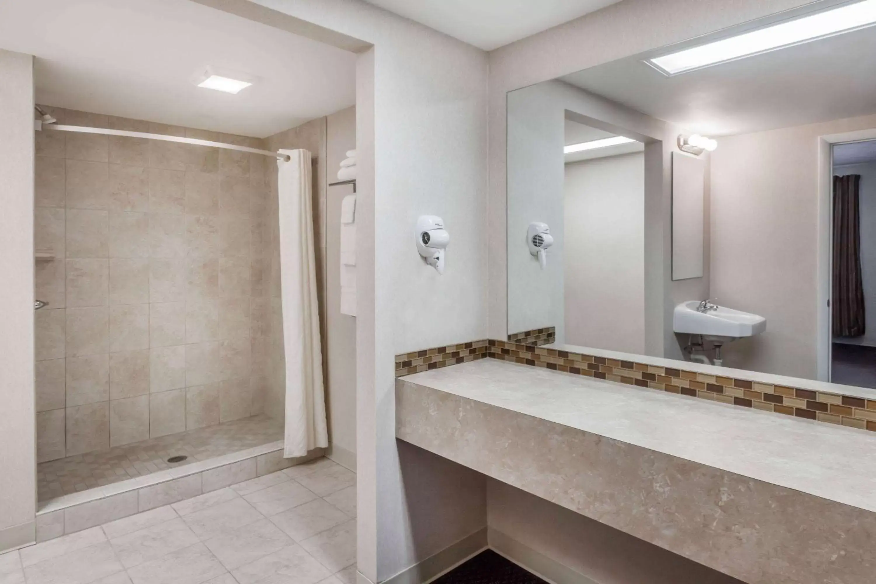 Photo of the whole room, Bathroom in Howard Johnson by Wyndham Traverse City