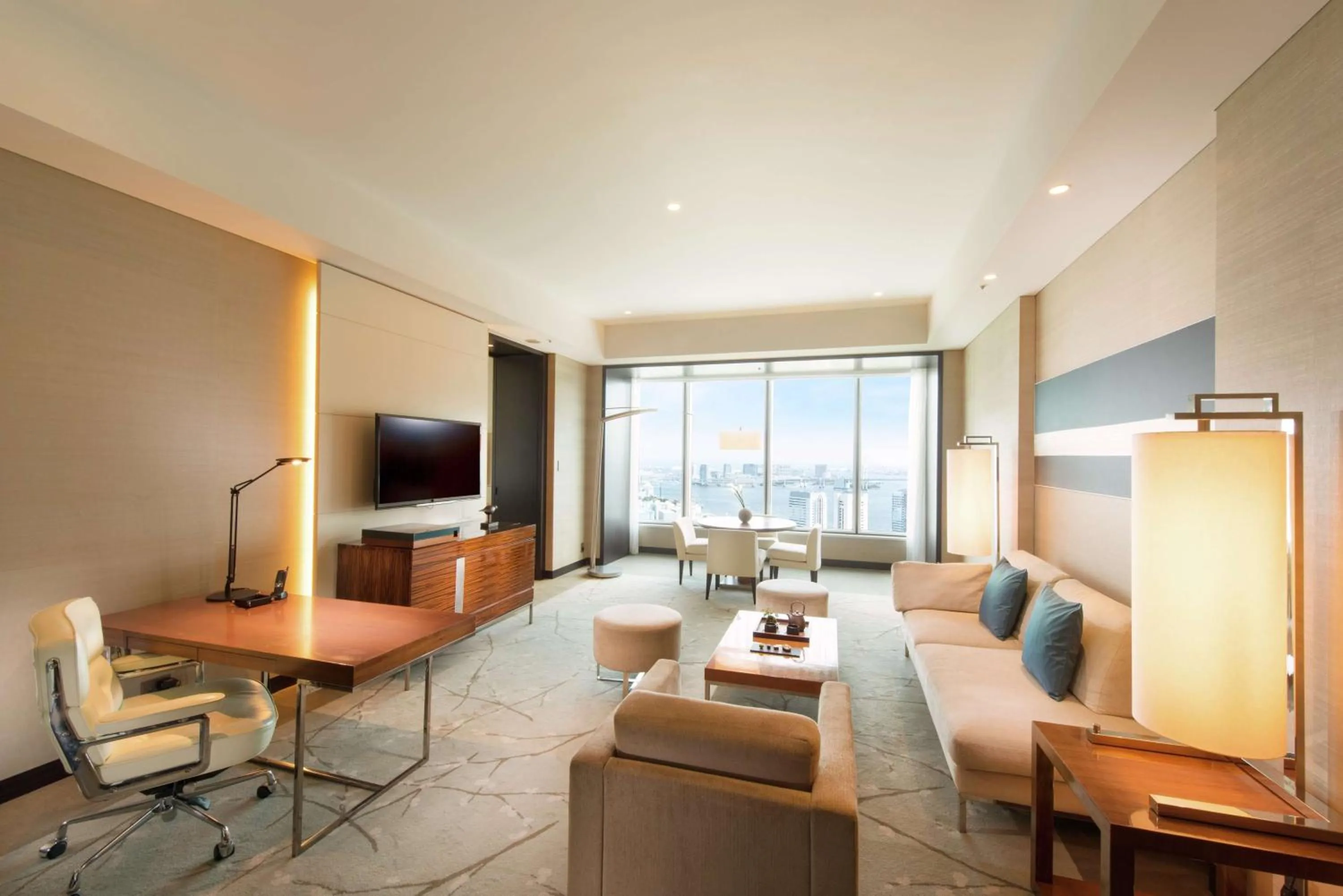 Deluxe King Suite with Bay View in Conrad Tokyo