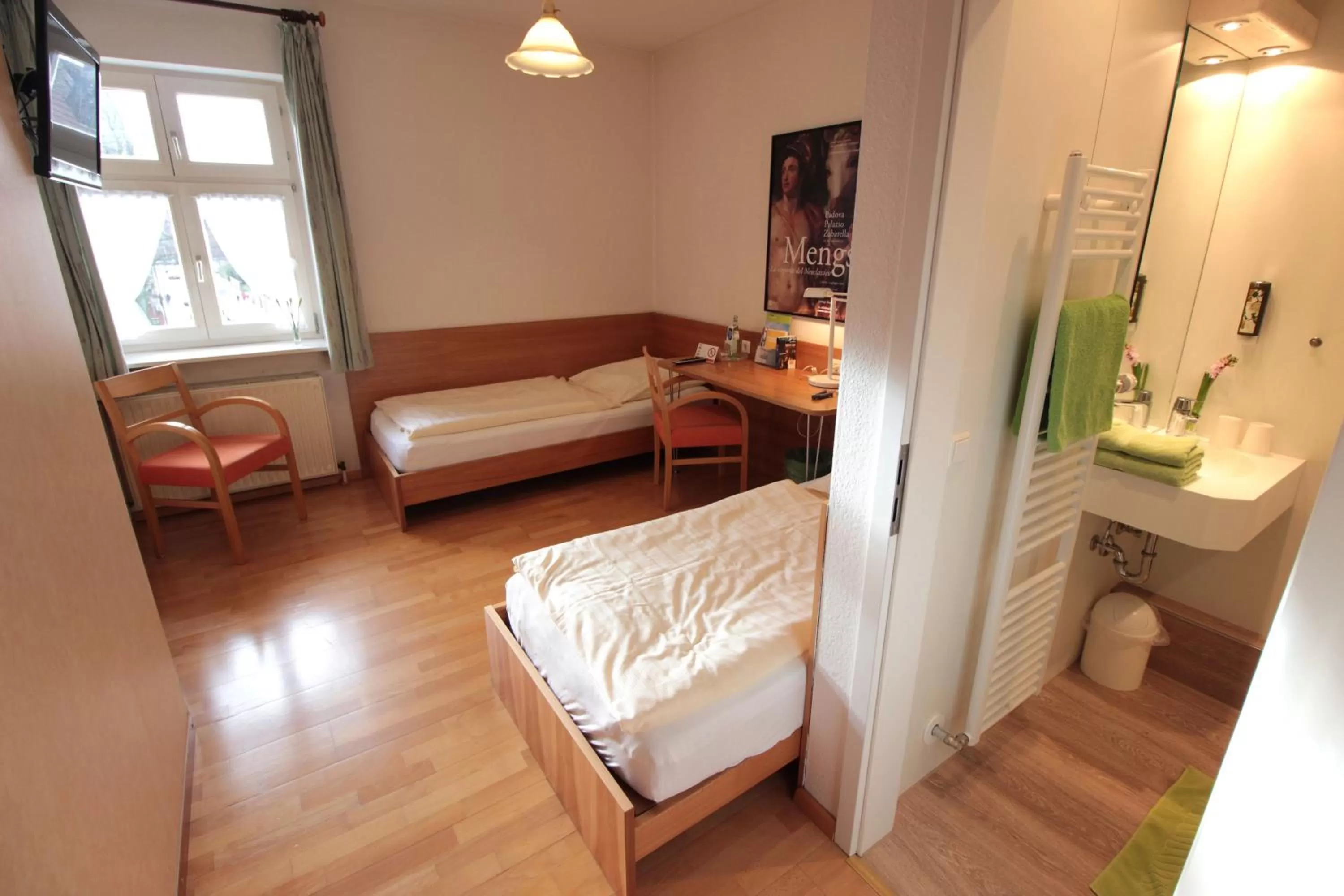 Photo of the whole room, Bed in An der Persiluhr Stadt-gut-Hotel