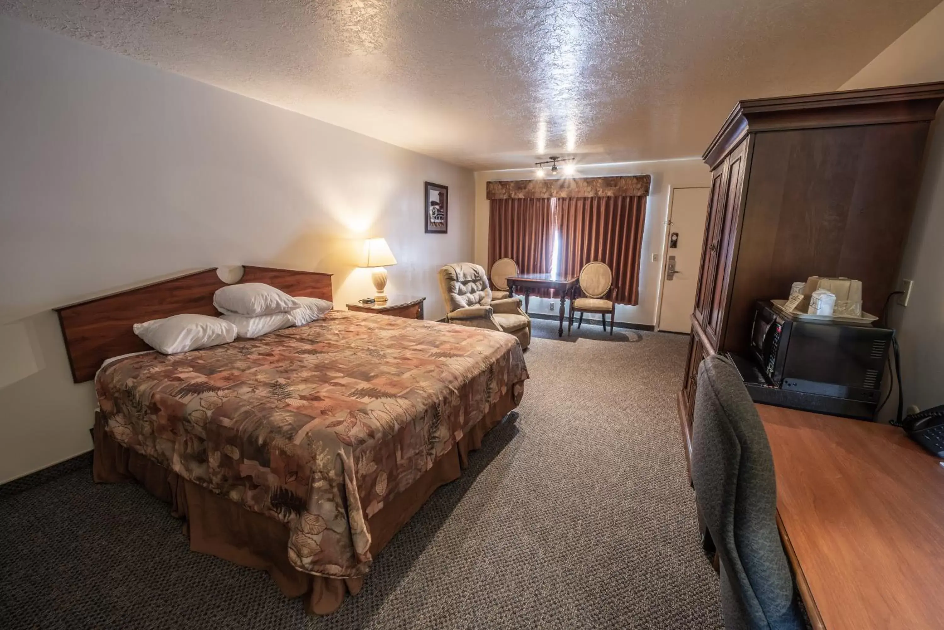 Photo of the whole room, Bed in Clover Creek Inn