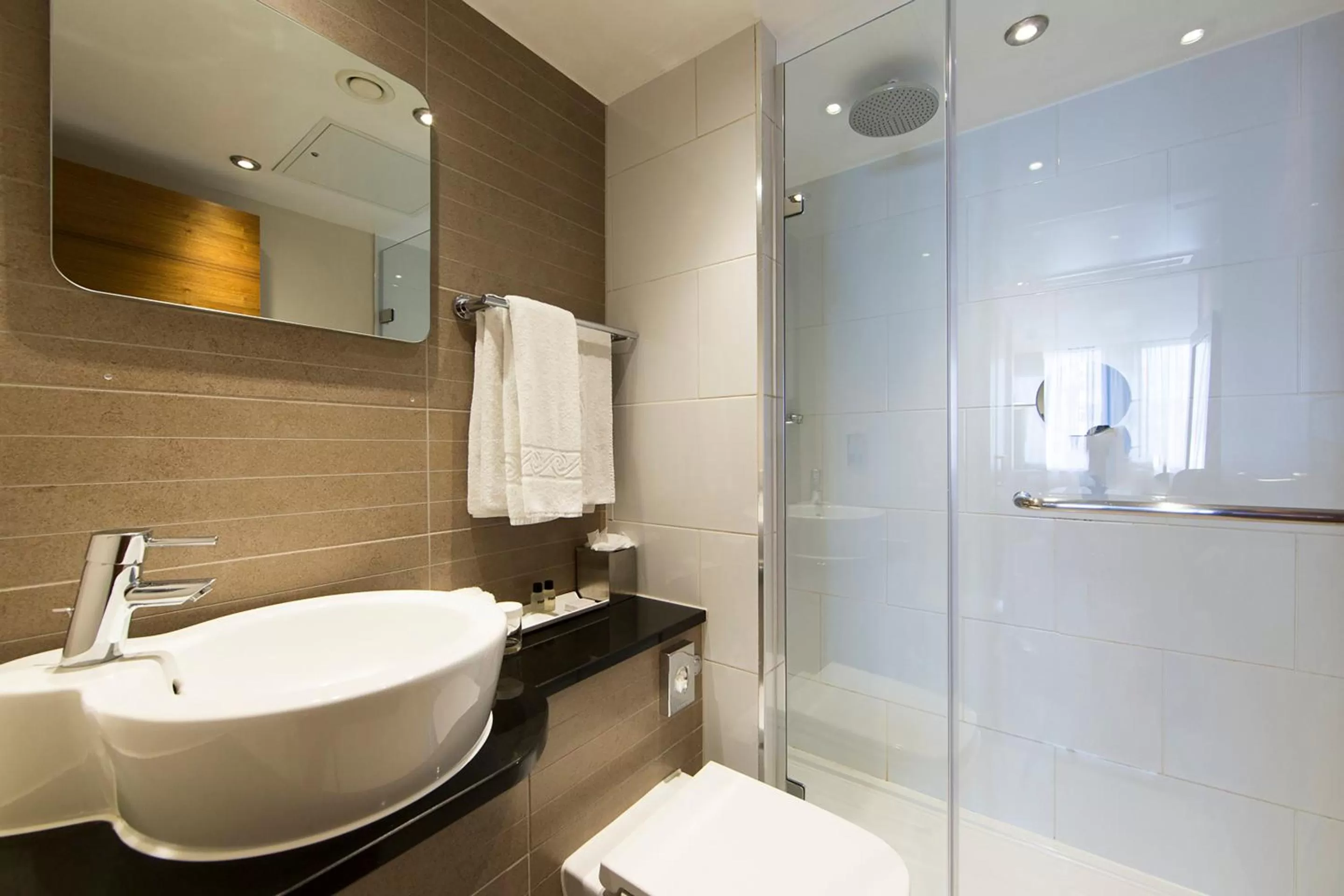 Standard Twin Room in Thistle Trafalgar - Leicester Square