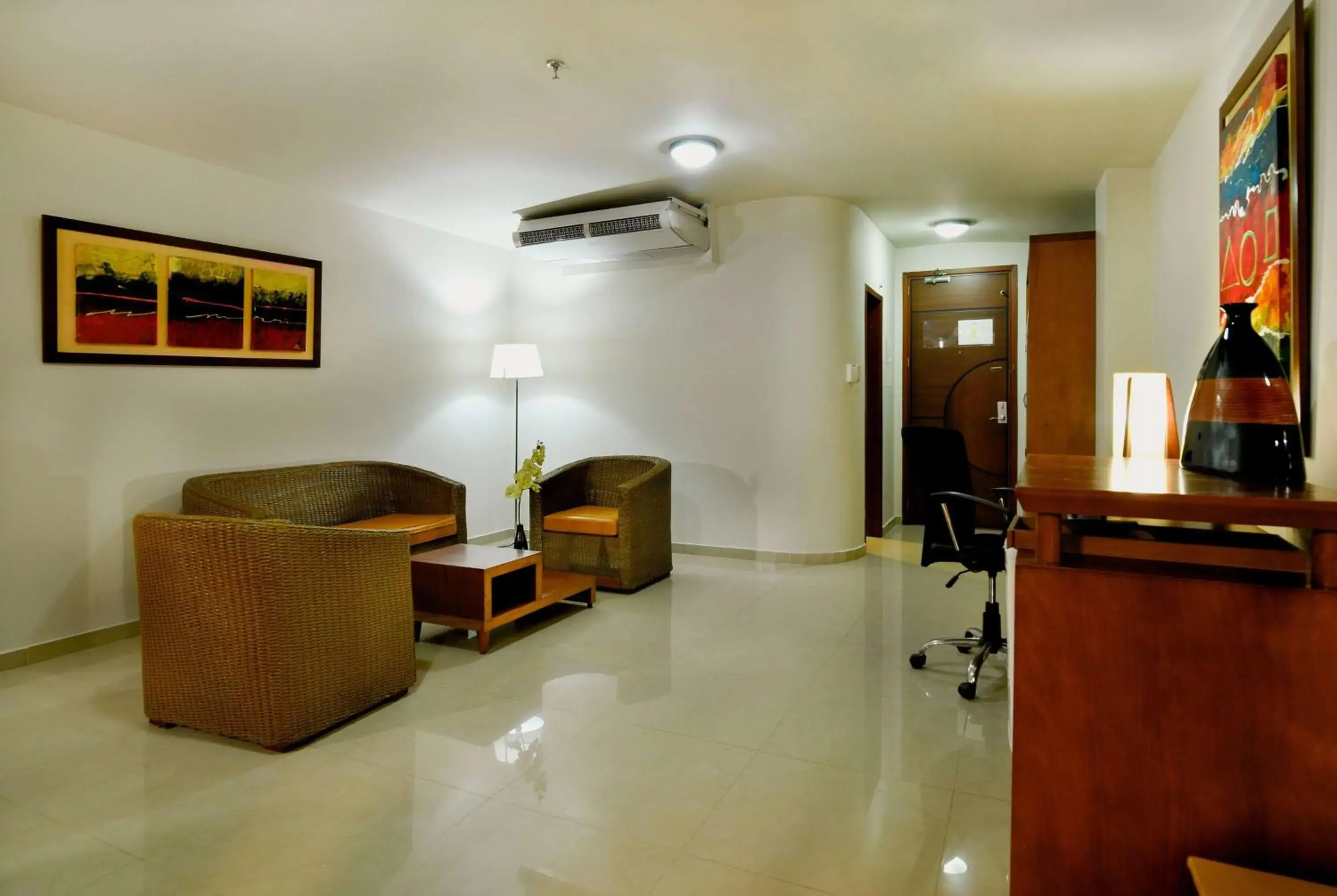 Photo of the whole room, Seating Area in Howard Johnson Hotel Versalles Barranquilla