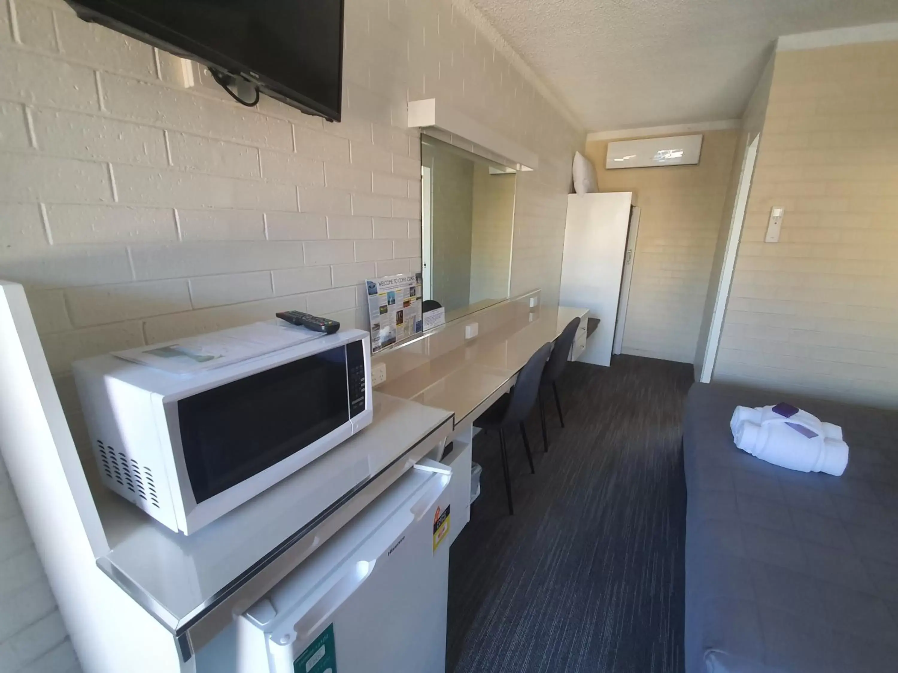 Seating area, Kitchen/Kitchenette in Coastal Bay Motel