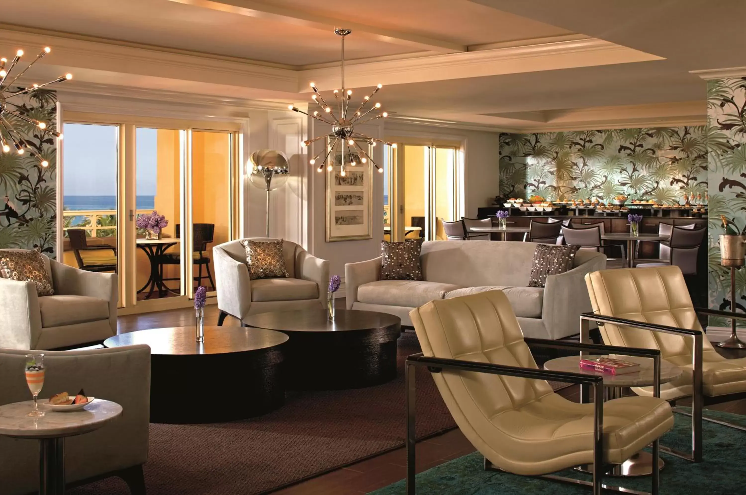 Lounge or bar in Eau Palm Beach Resort & Spa
