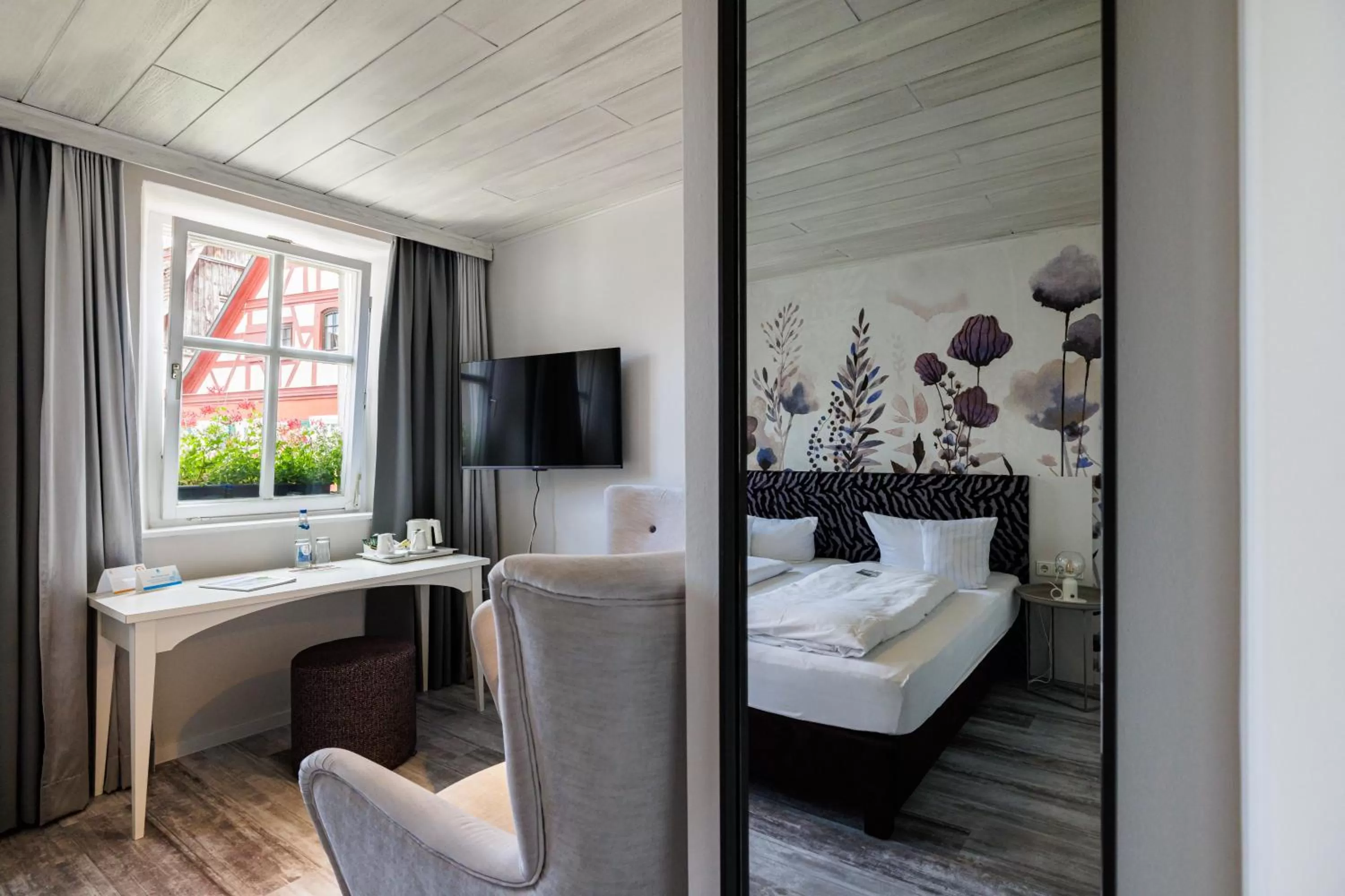 Living room, Bed in Flair Hotel zum Storchen