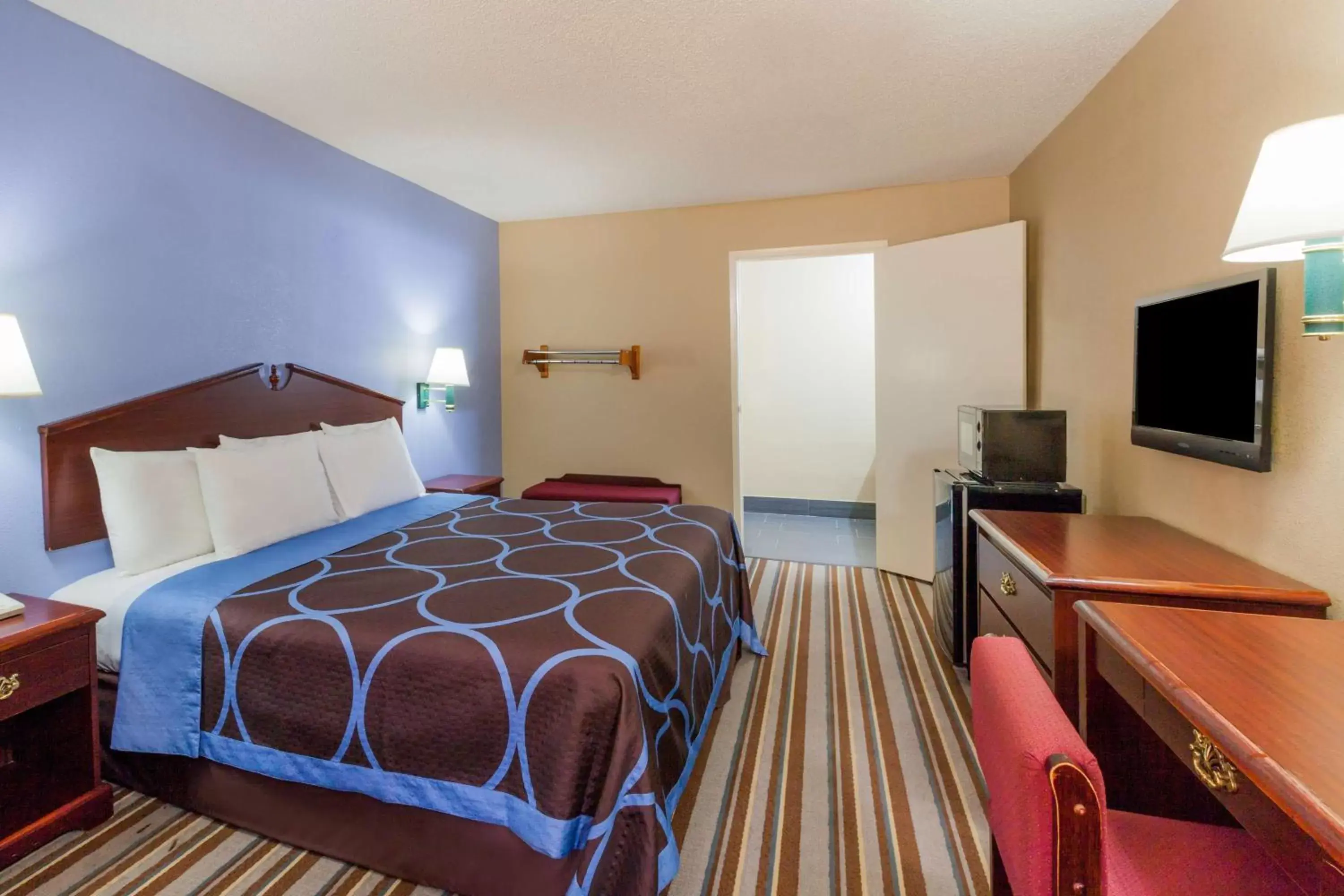 King Room with Bath Tub - Mobility/Hearing Accessible - Non-Smoking in Super 8 by Wyndham Mt. Pleasant TX