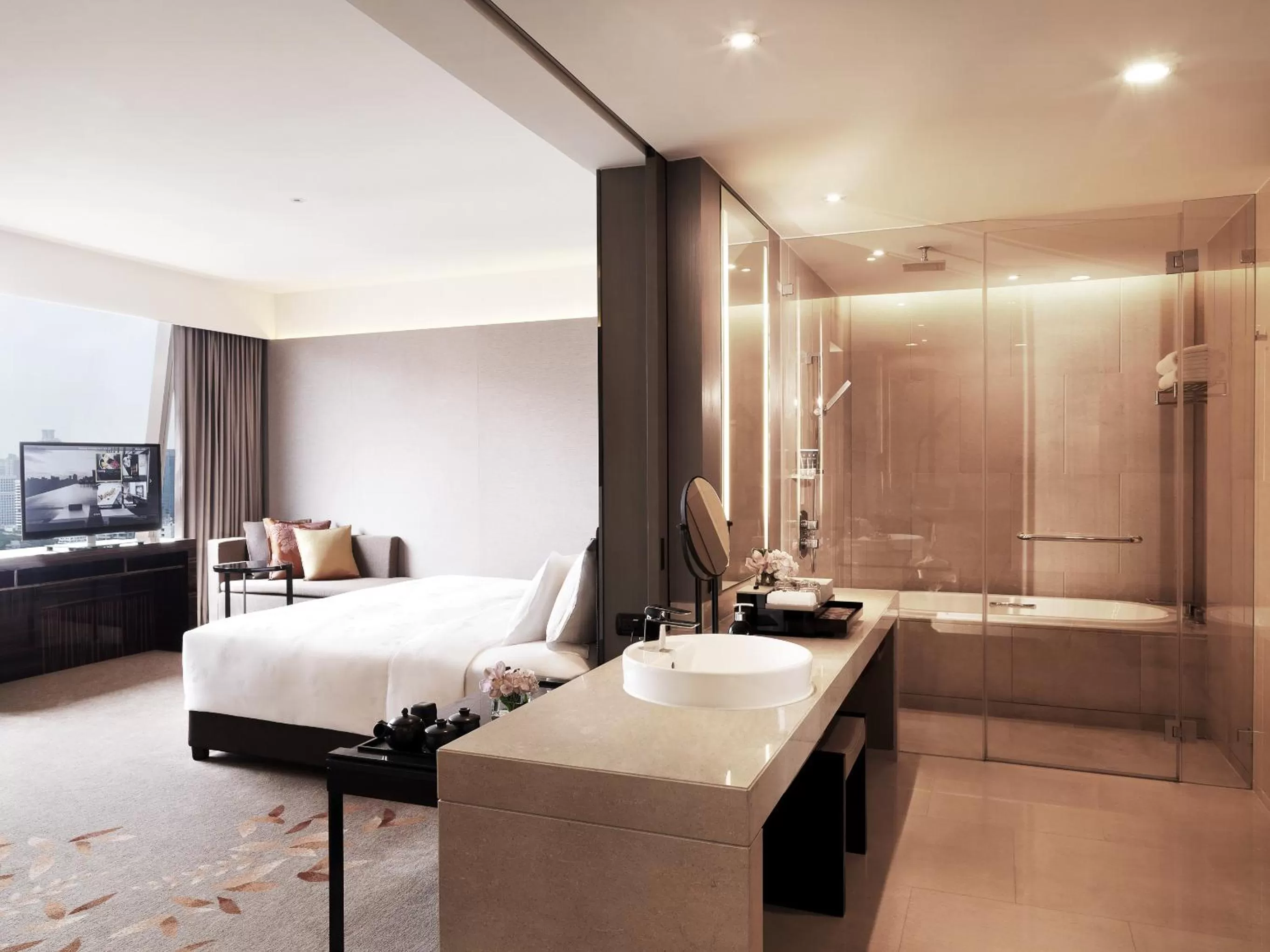 Bathroom, Bed in The Okura Prestige Bangkok
