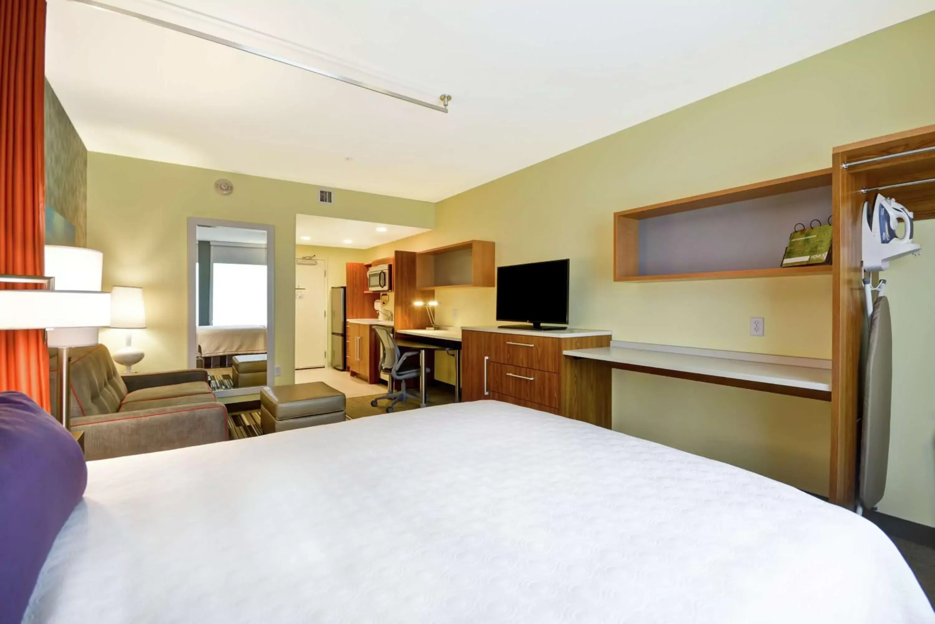 Bedroom, TV/Entertainment Center in Home2 Suites By Hilton Minneapolis-Eden Prairie