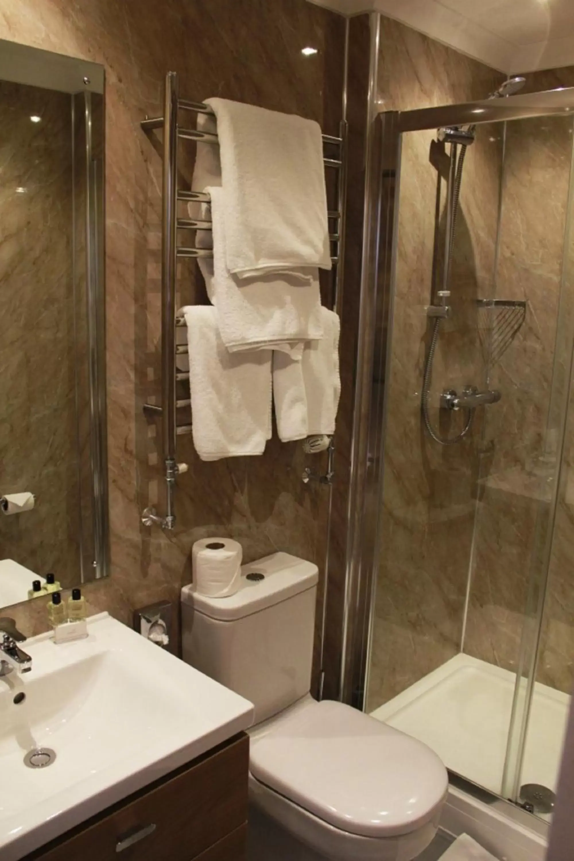 Small Twin Room in Exeter Court Hotel Small Twin Room in Exeter Court Hotel