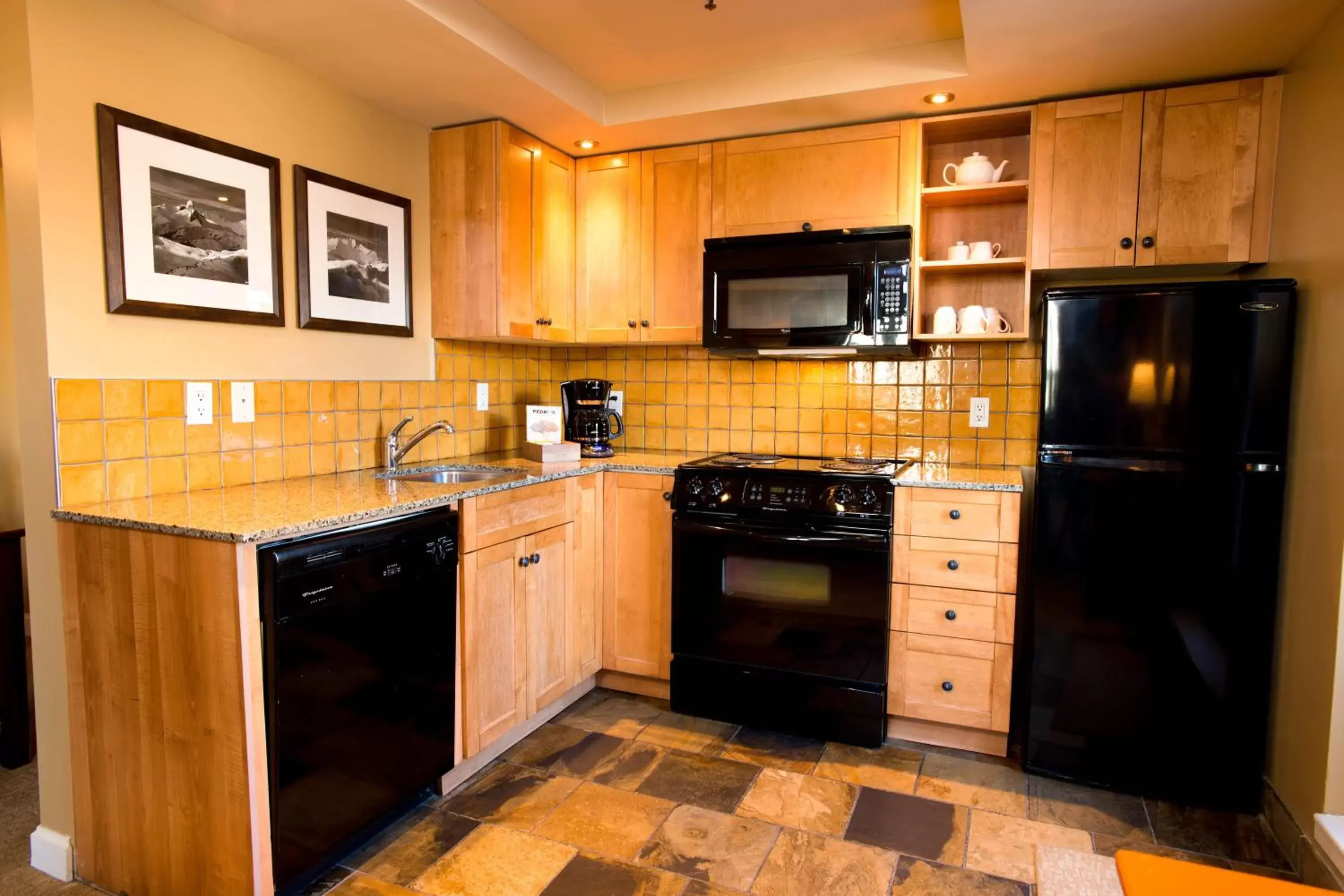 Kitchen/Kitchenette in Sundial Hotel