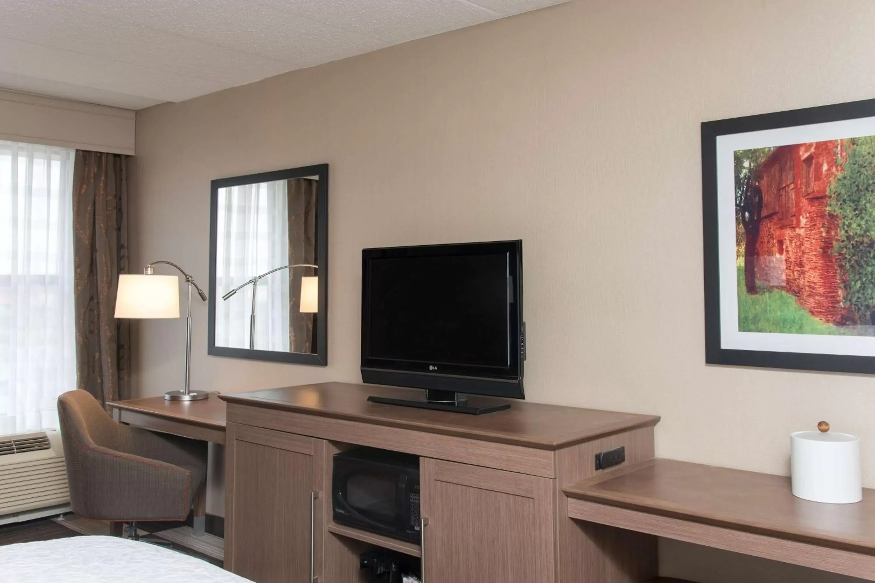 Bathroom, TV/Entertainment Center in Hampton Inn Columbus/Taylorsville