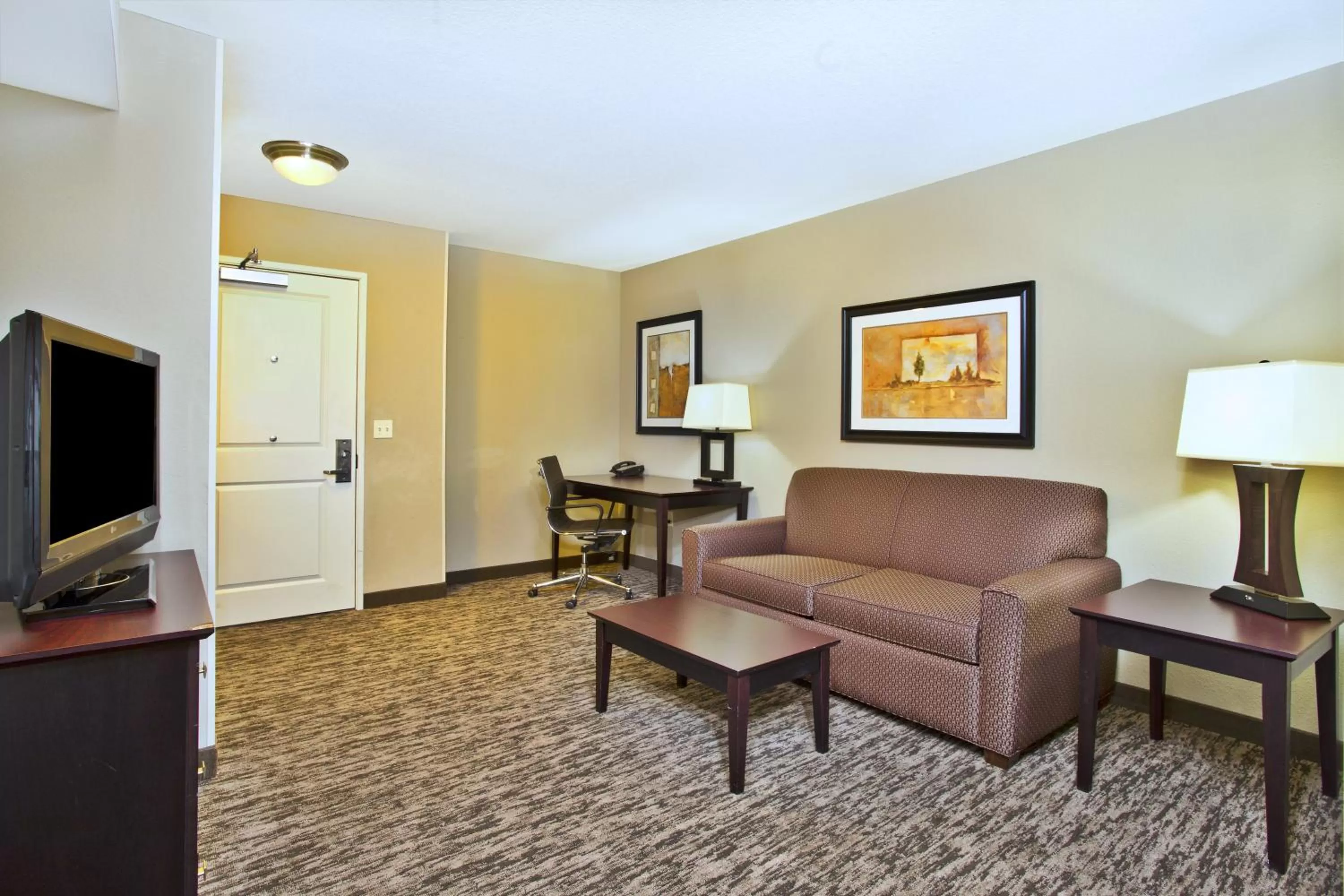 Photo of the whole room in Holiday Inn & Suites Green Bay Stadium by IHG
