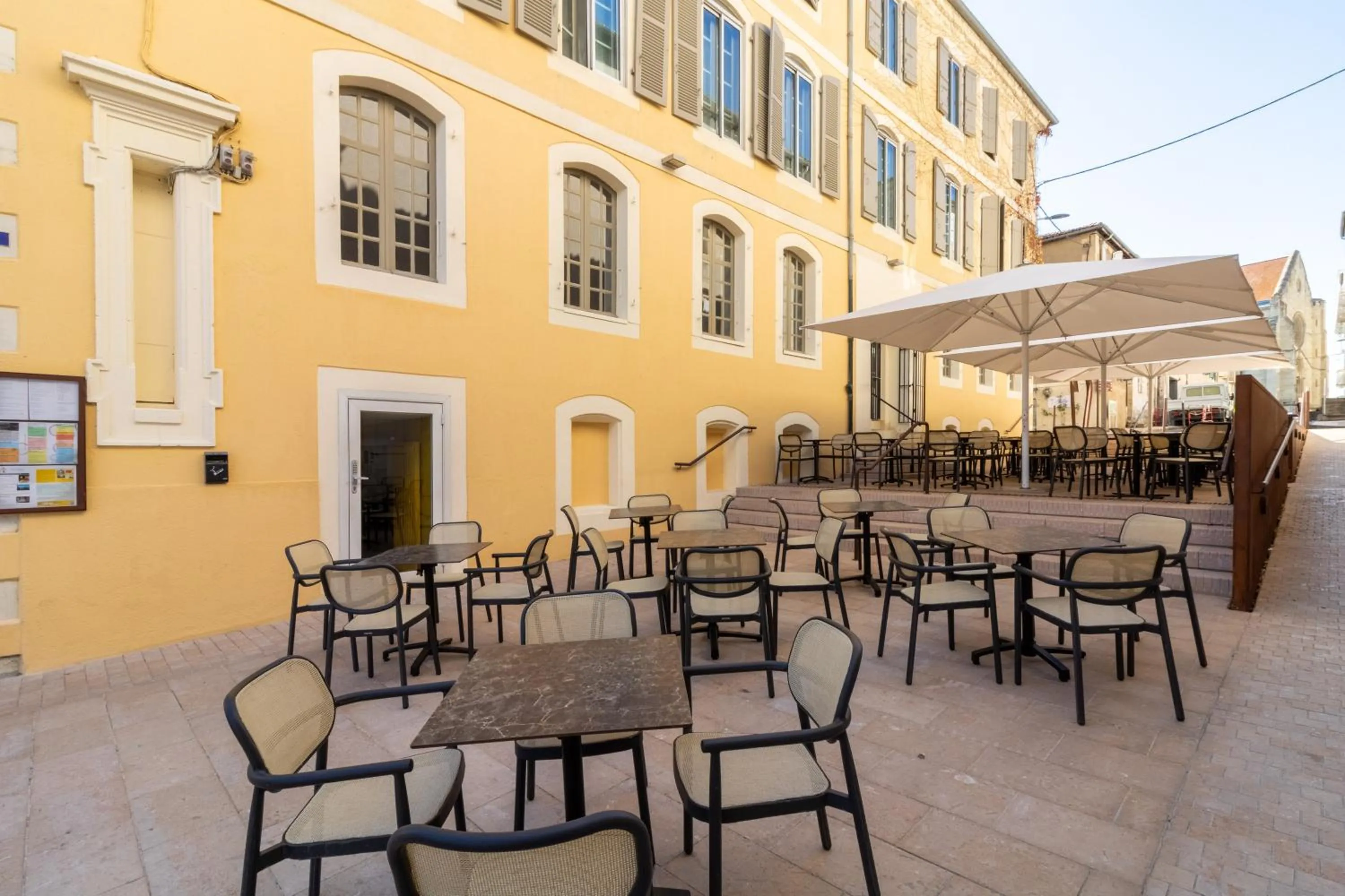 Patio in Hôtel de France